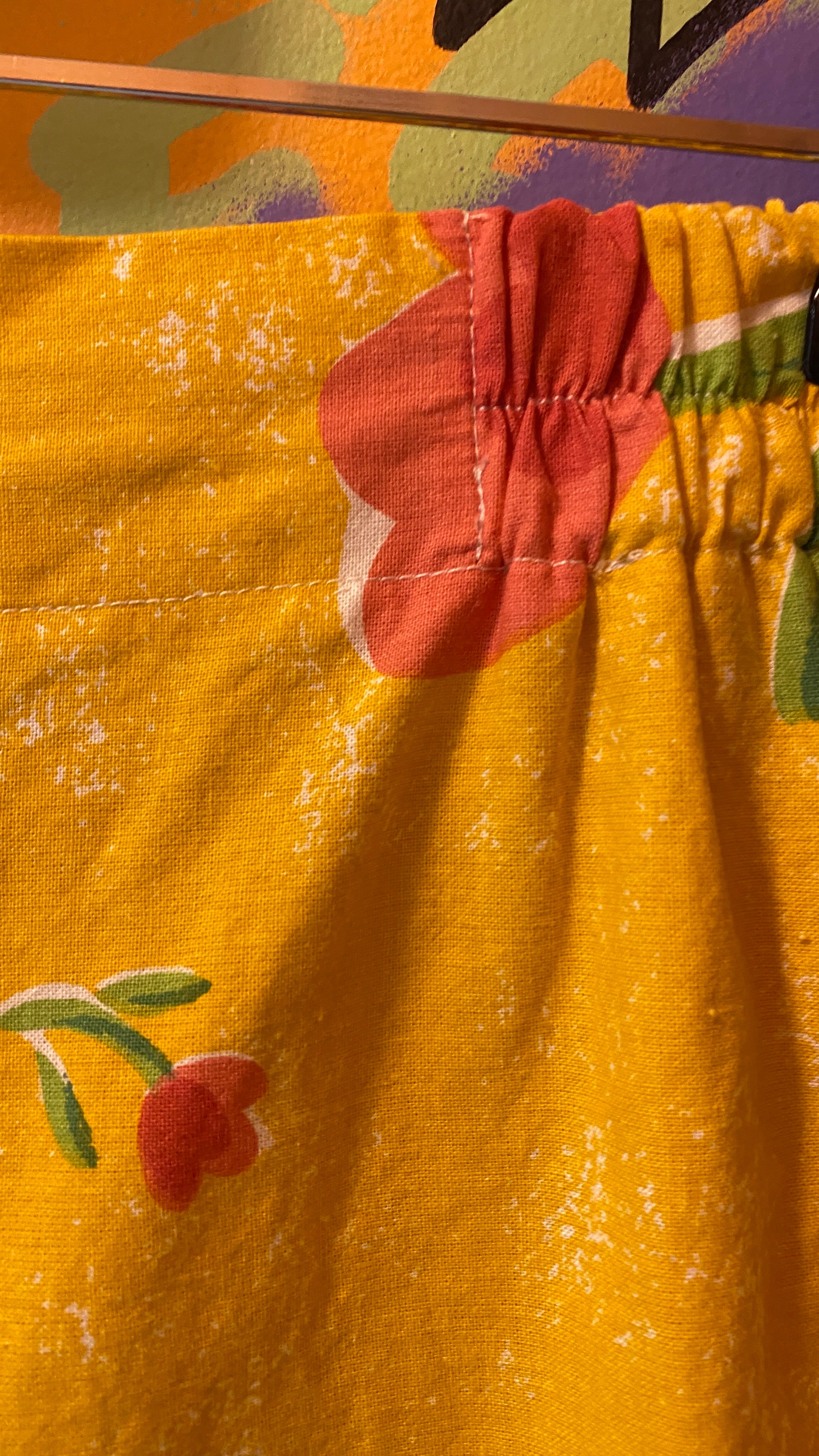 Pants • Taille L • Pantalon upcyclé jaune à fleurs rouges