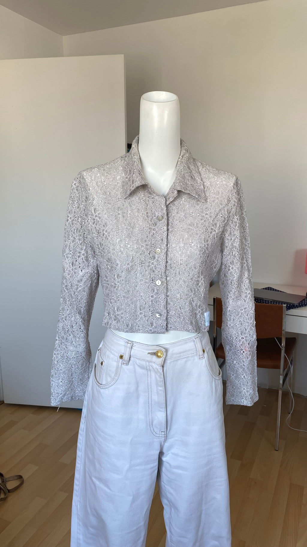 Cropped • T. 34 à 36 • Chemise courte manches longues dentelle grise