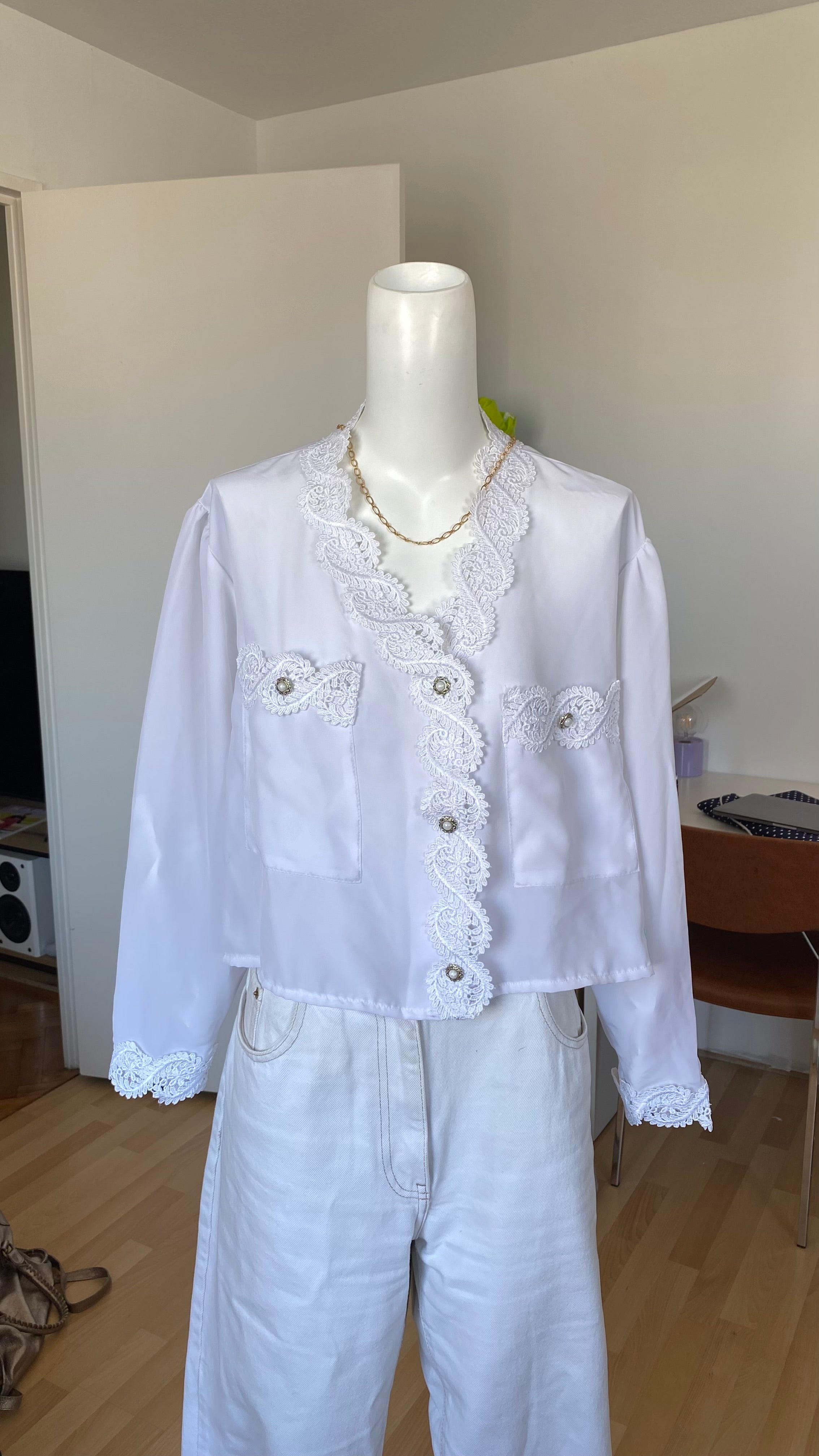 Chemise cropped • T. 38 à 42 • Chemise courte manches longues blanche à dentelle