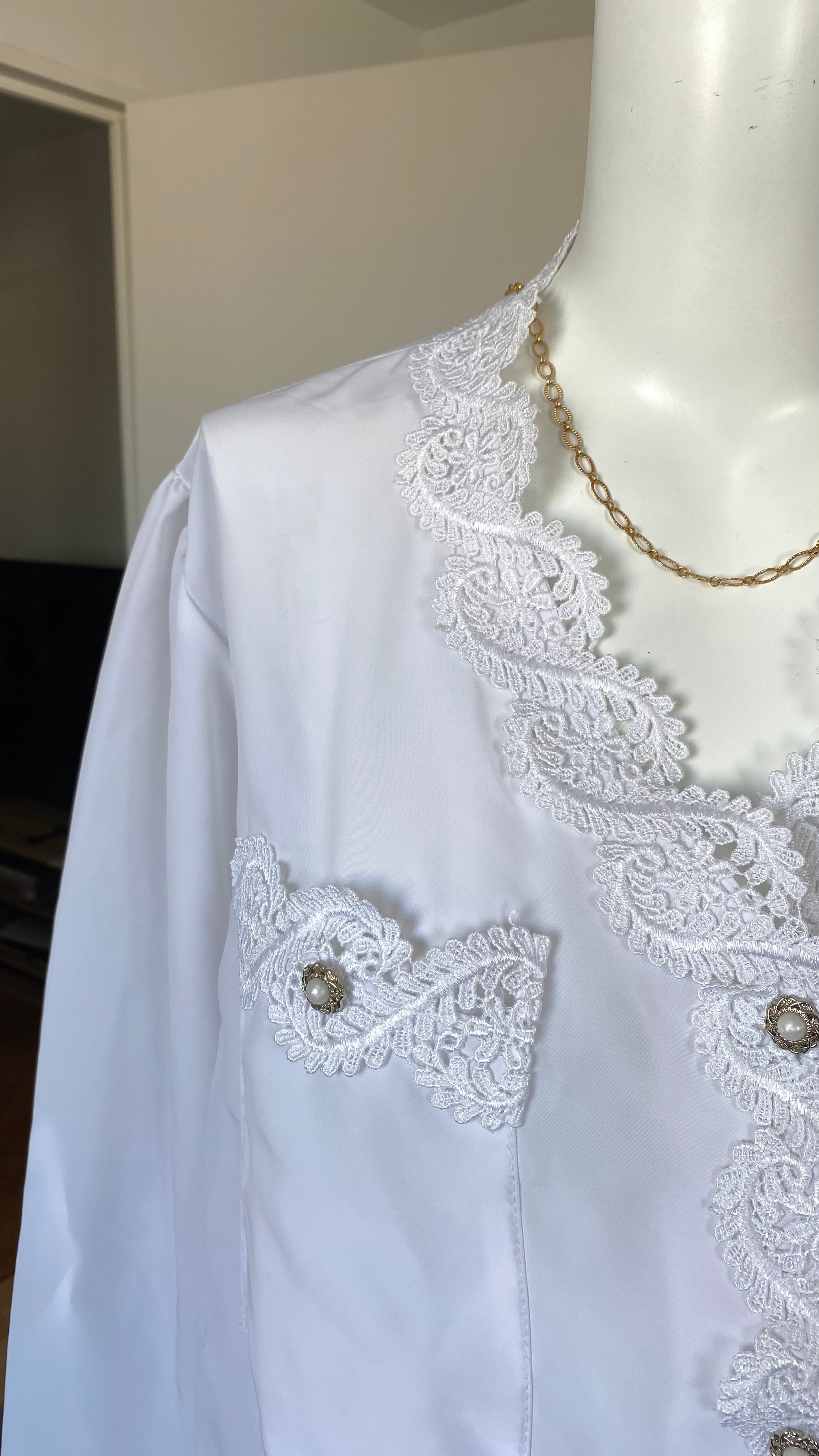 Chemise cropped • T. 38 à 42 • Chemise courte manches longues blanche à dentelle