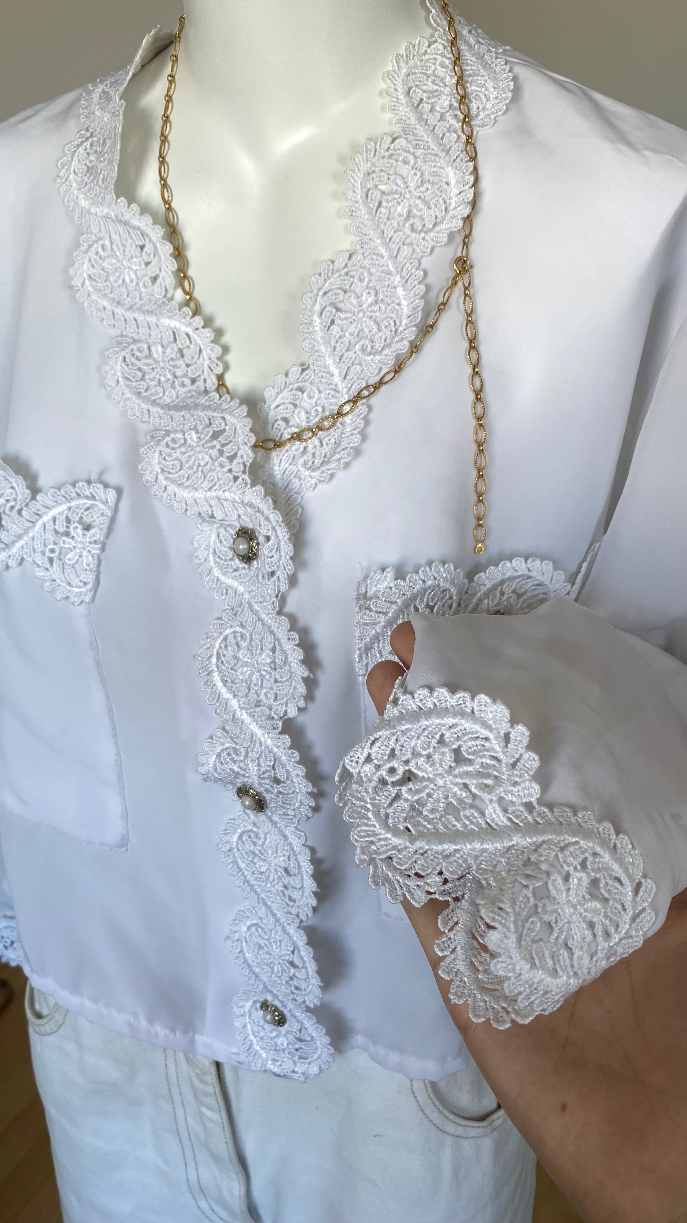 Chemise cropped • T. 38 à 42 • Chemise courte manches longues blanche à dentelle