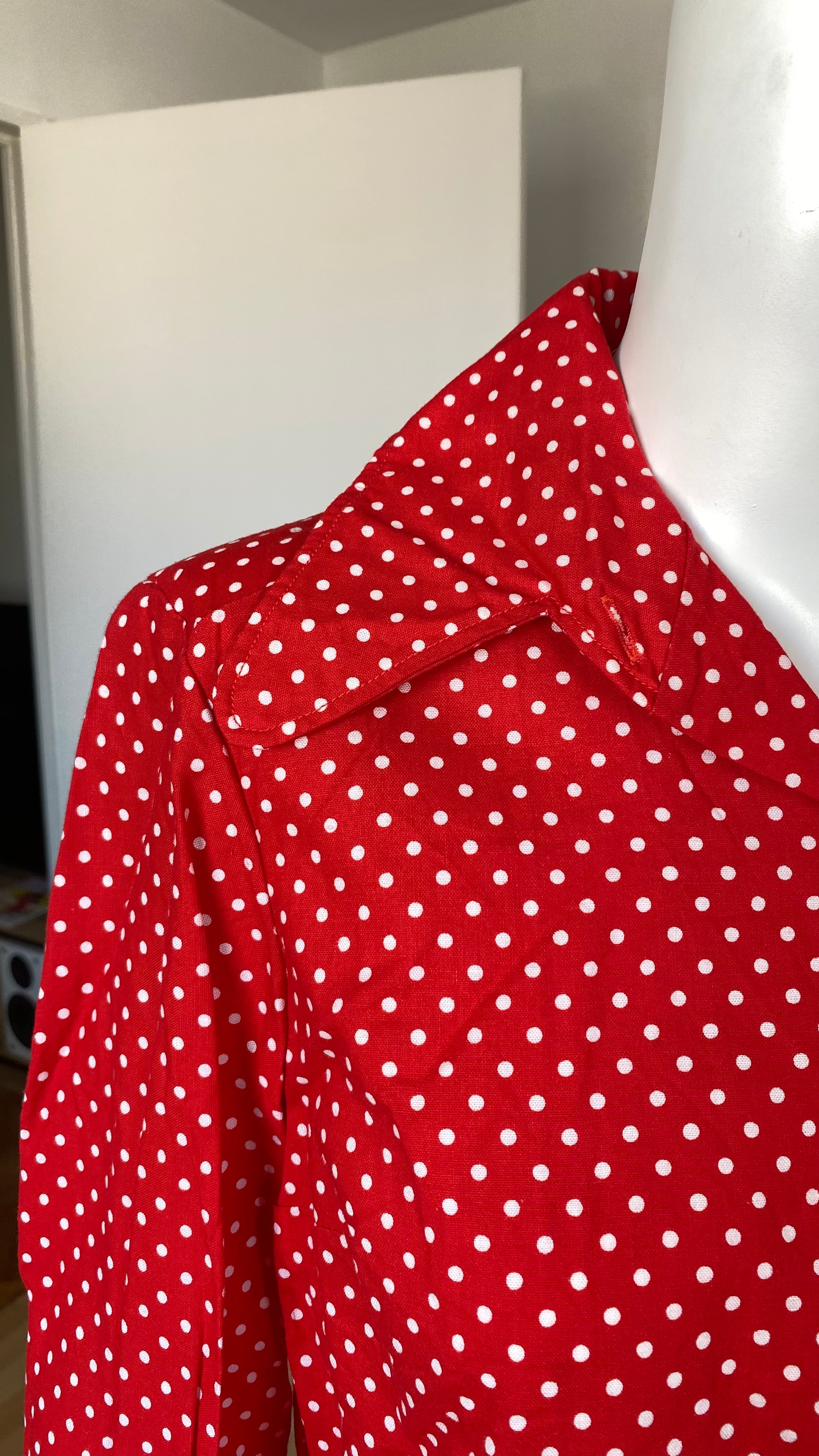 Cropped • T. 32 à 36 • Chemise crop top rouge à pois blanc