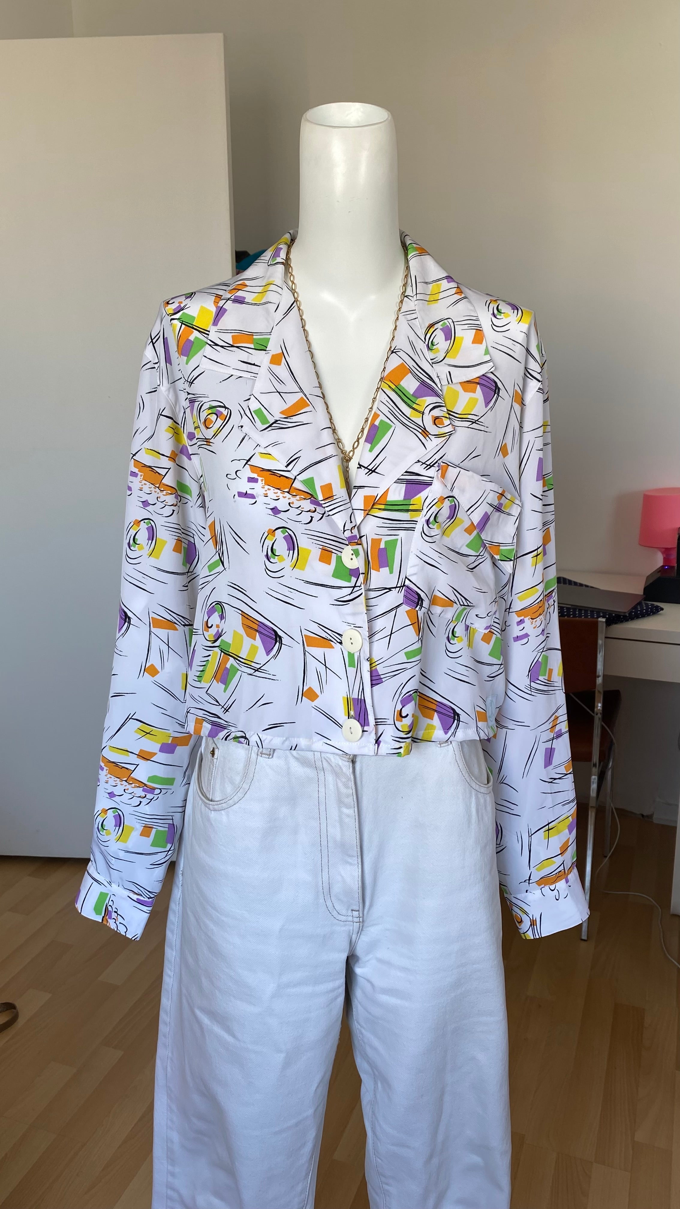 Cropped • T. 36 à 40 • Chemise courte manches longues blanche & dessins colorés