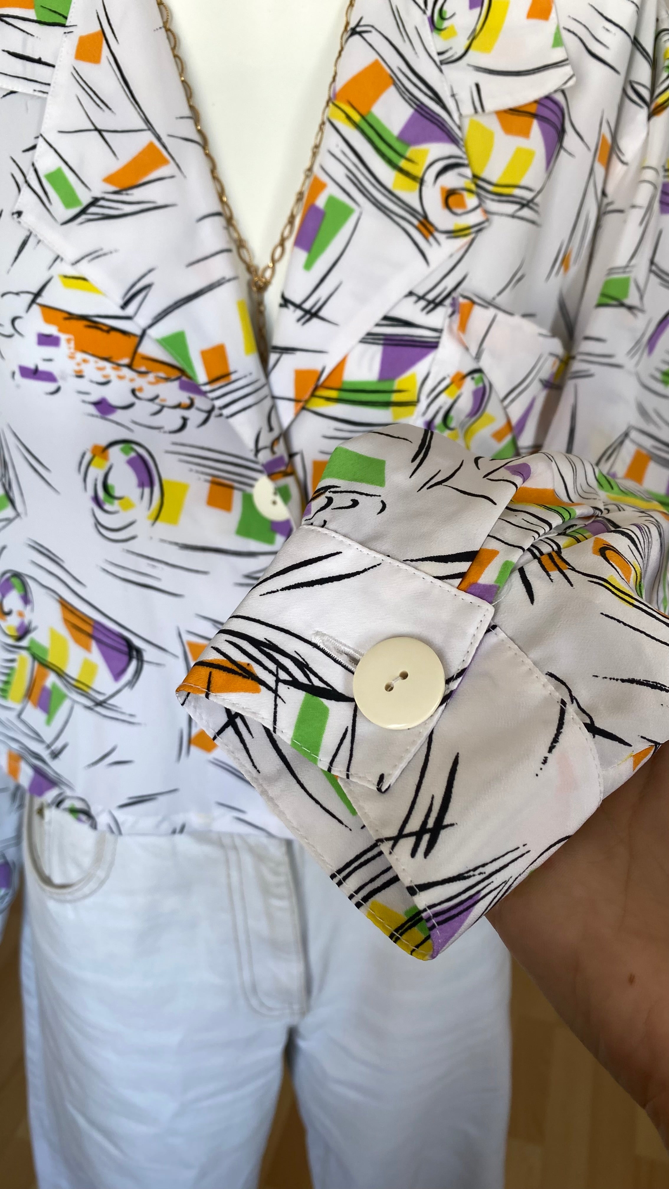 Cropped • T. 36 à 40 • Chemise courte manches longues blanche & dessins colorés