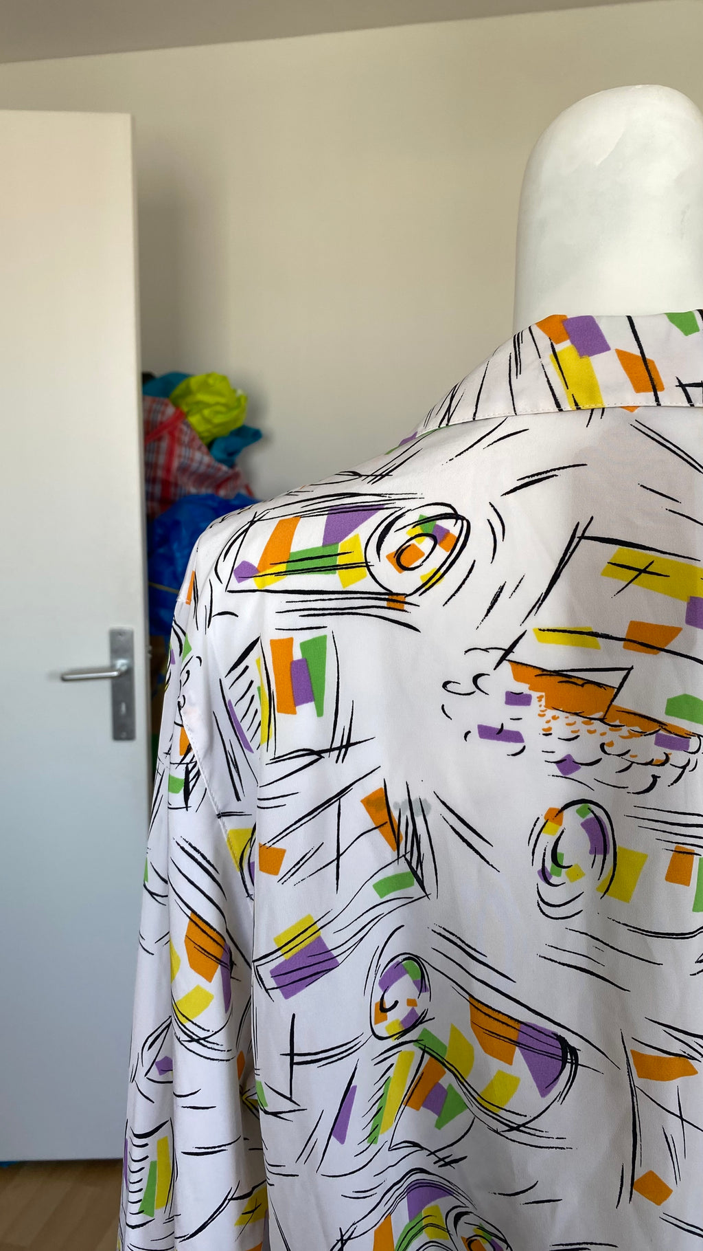 Cropped • T. 36 à 40 • Chemise courte manches longues blanche & dessins colorés
