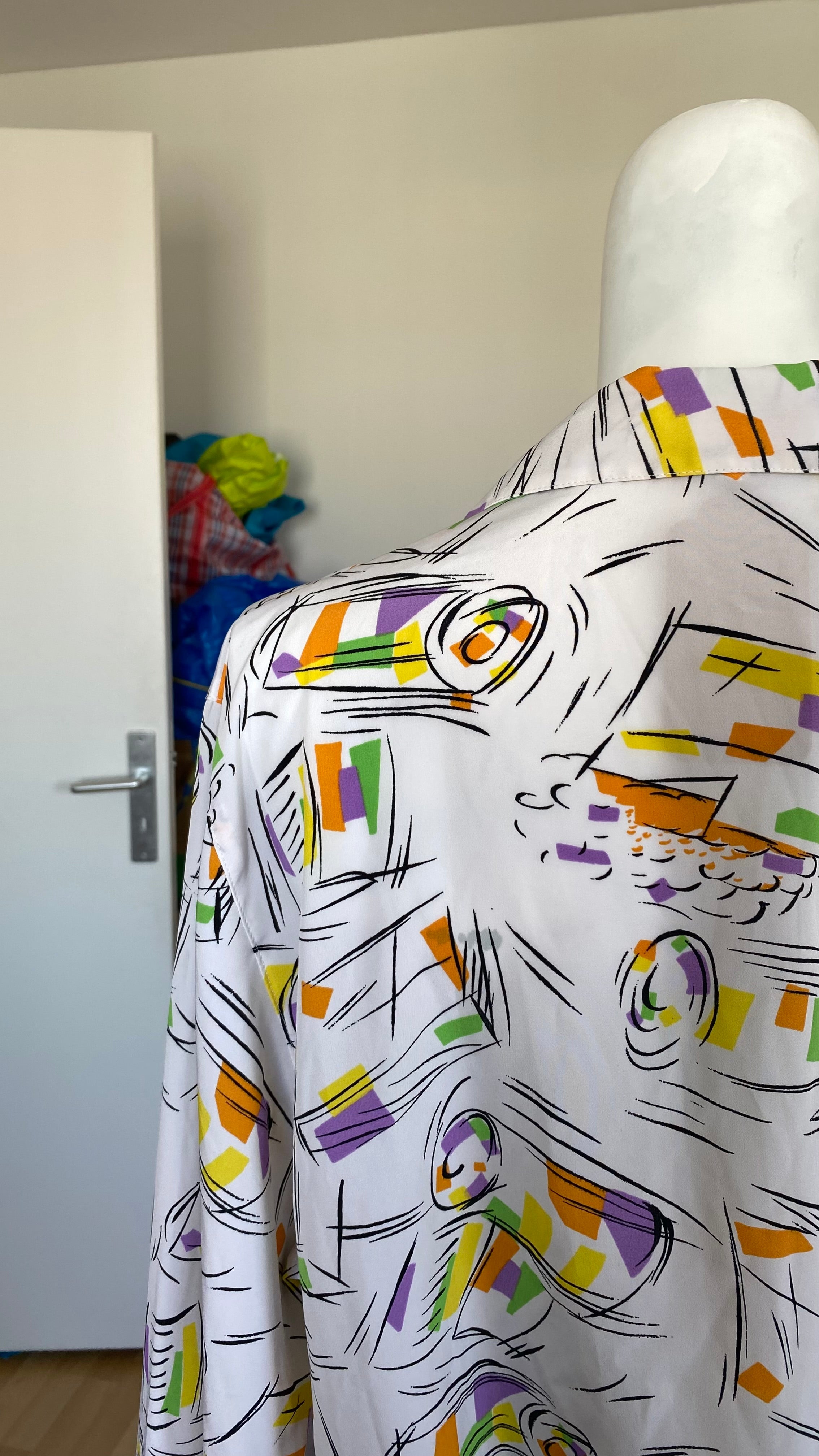 Cropped • T. 36 à 40 • Chemise courte manches longues blanche & dessins colorés