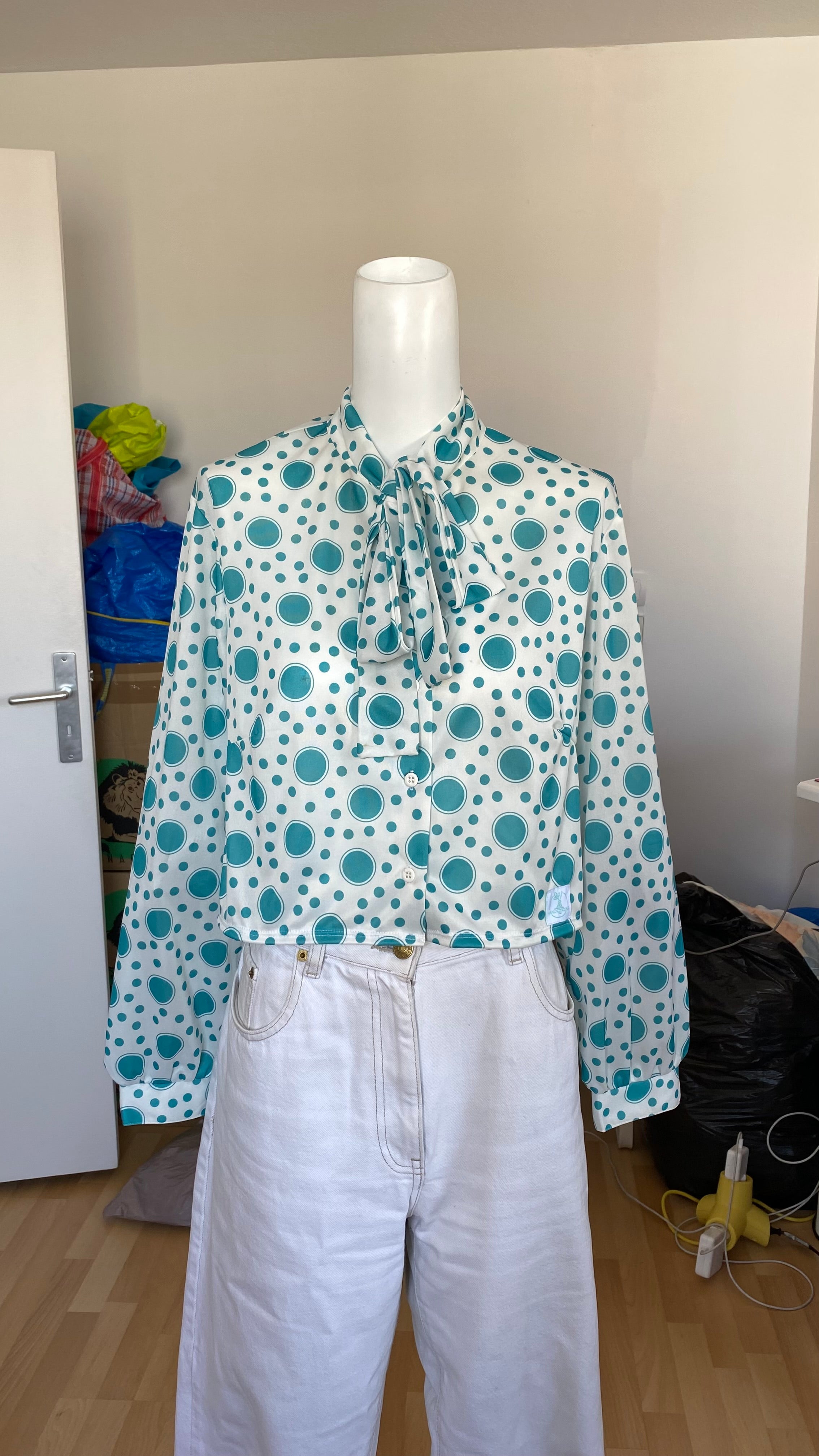 Cropped • T. 36 à 40 • Chemise blanche à pois bleus col lavallière