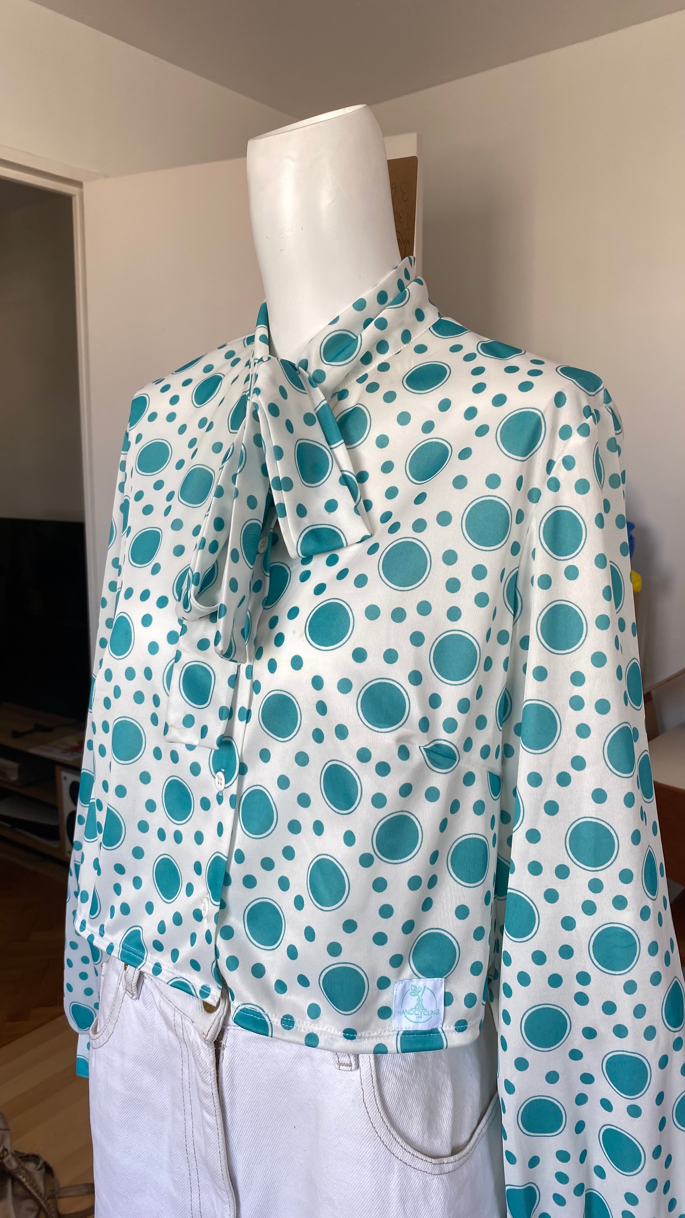 Cropped • T. 36 à 40 • Chemise blanche à pois bleus col lavallière