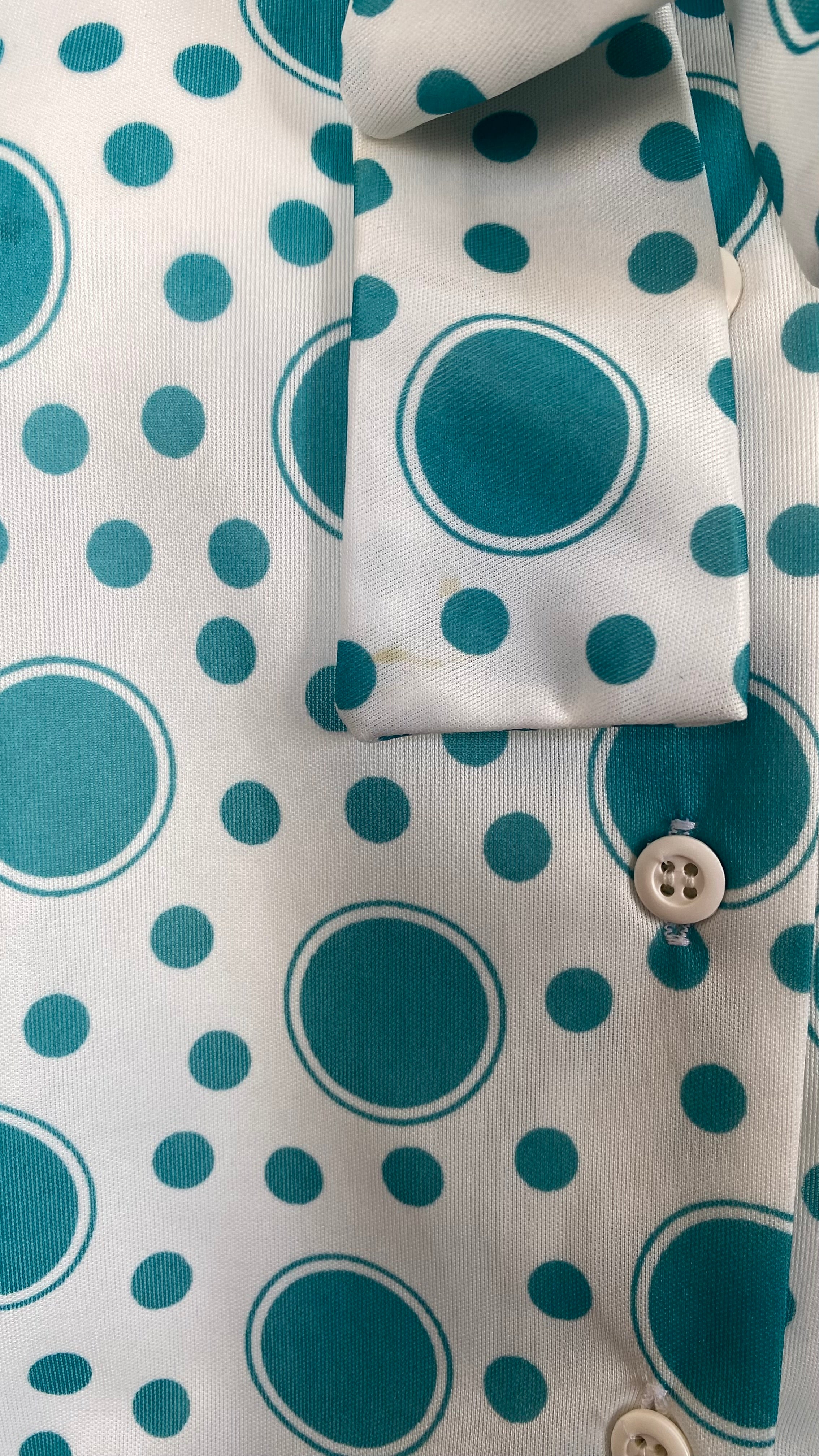 Cropped • T. 36 à 40 • Chemise blanche à pois bleus col lavallière