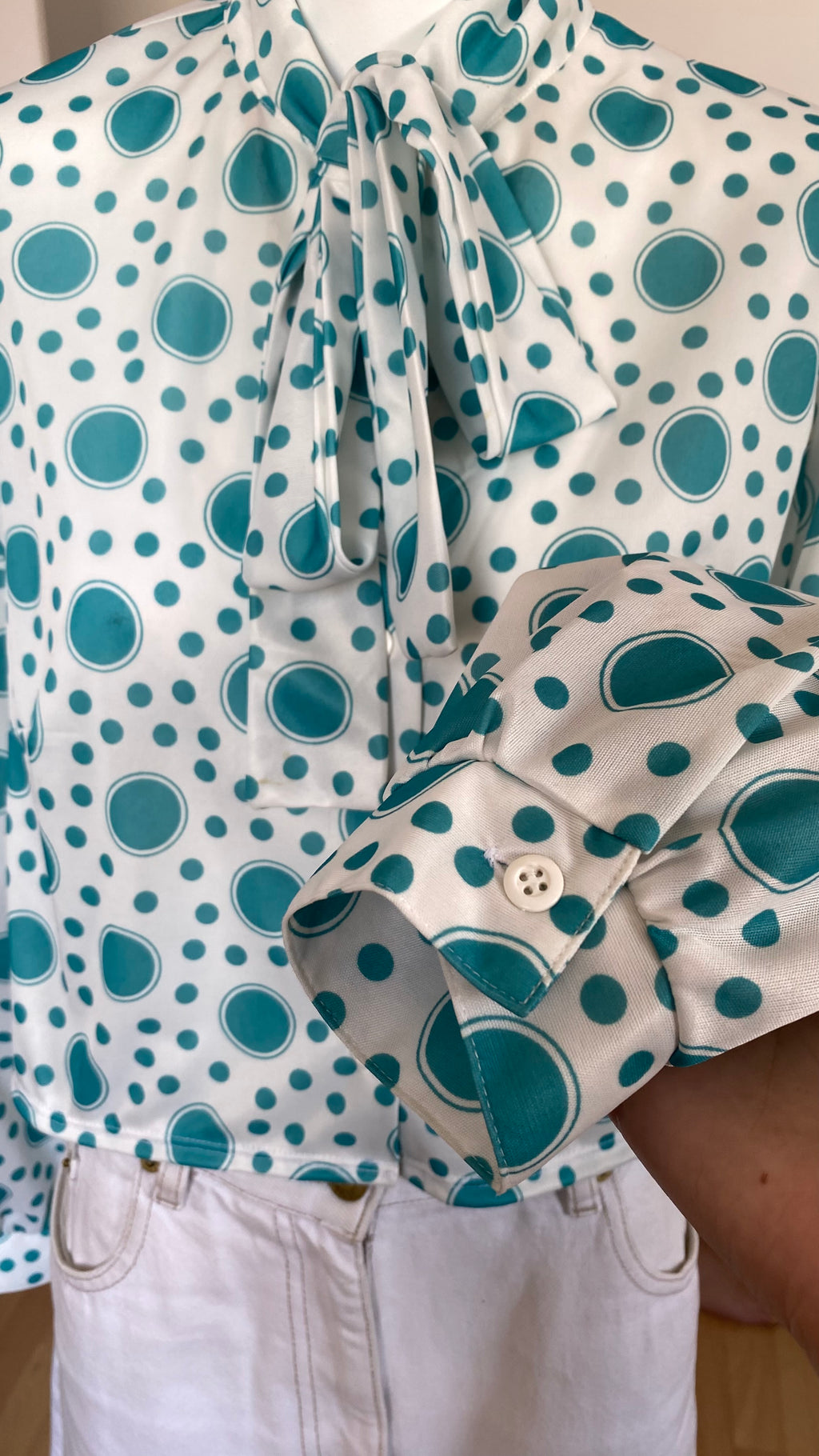 Cropped • T. 36 à 40 • Chemise blanche à pois bleus col lavallière