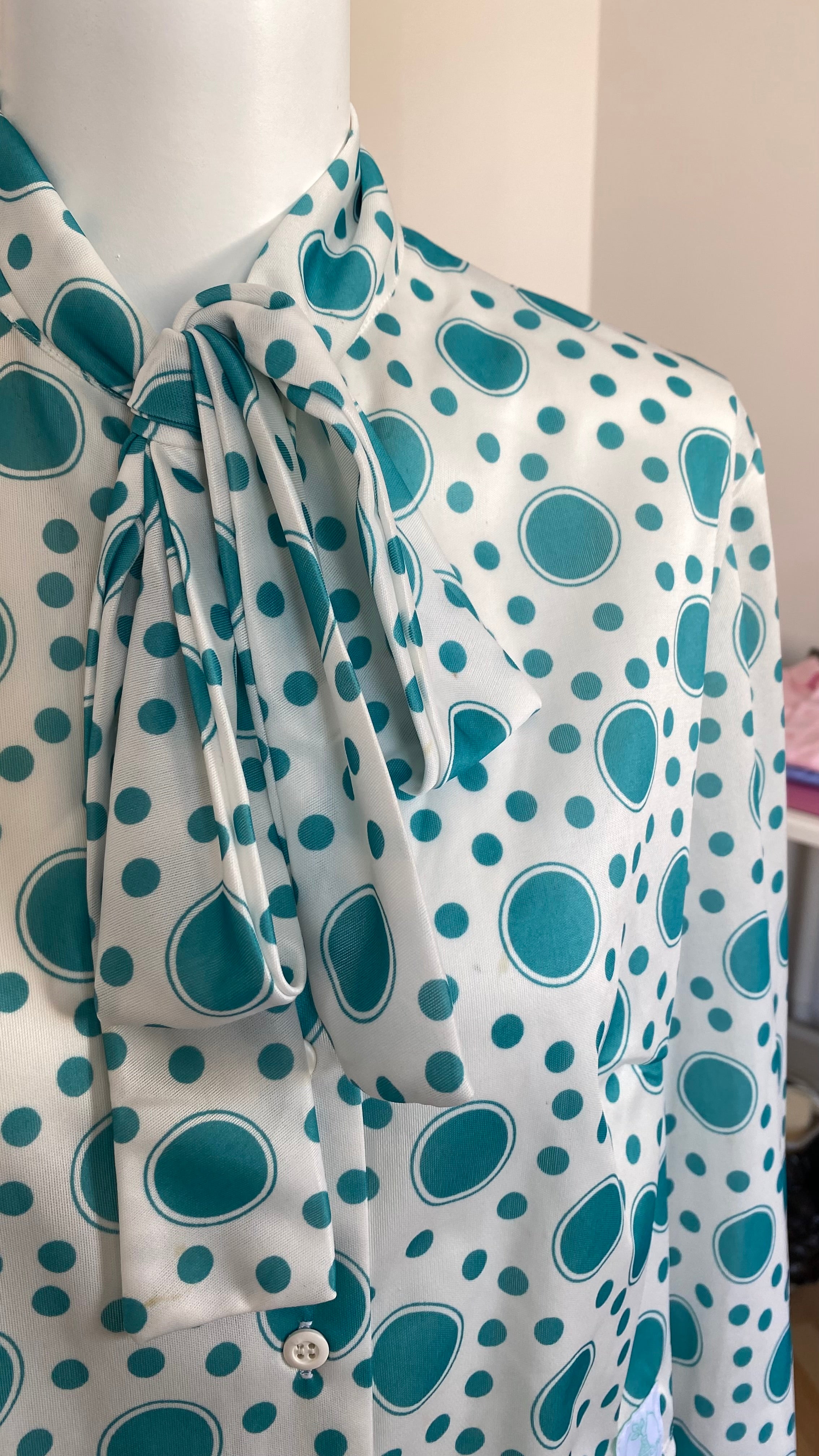 Cropped • T. 36 à 40 • Chemise blanche à pois bleus col lavallière