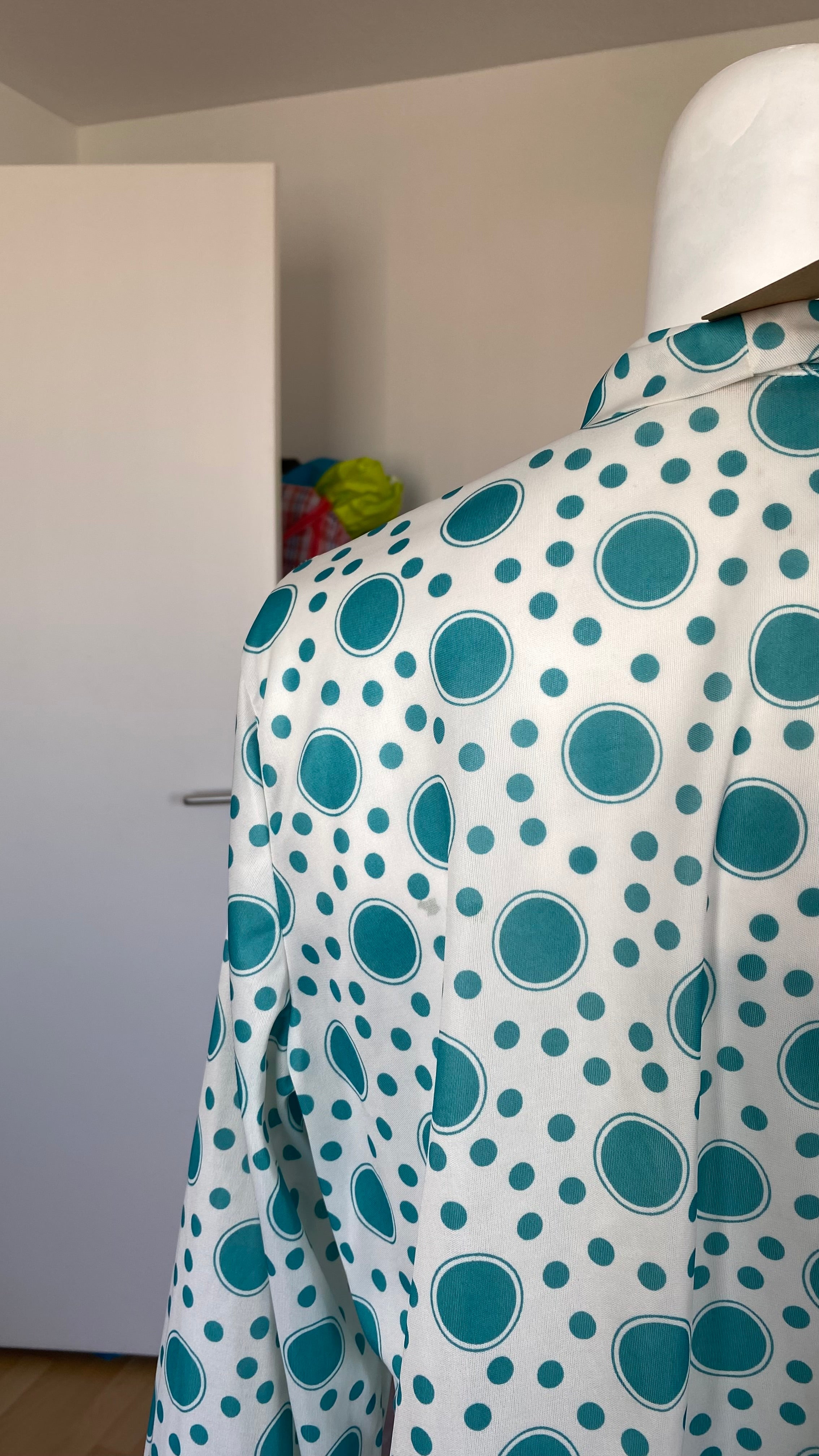 Cropped • T. 36 à 40 • Chemise blanche à pois bleus col lavallière