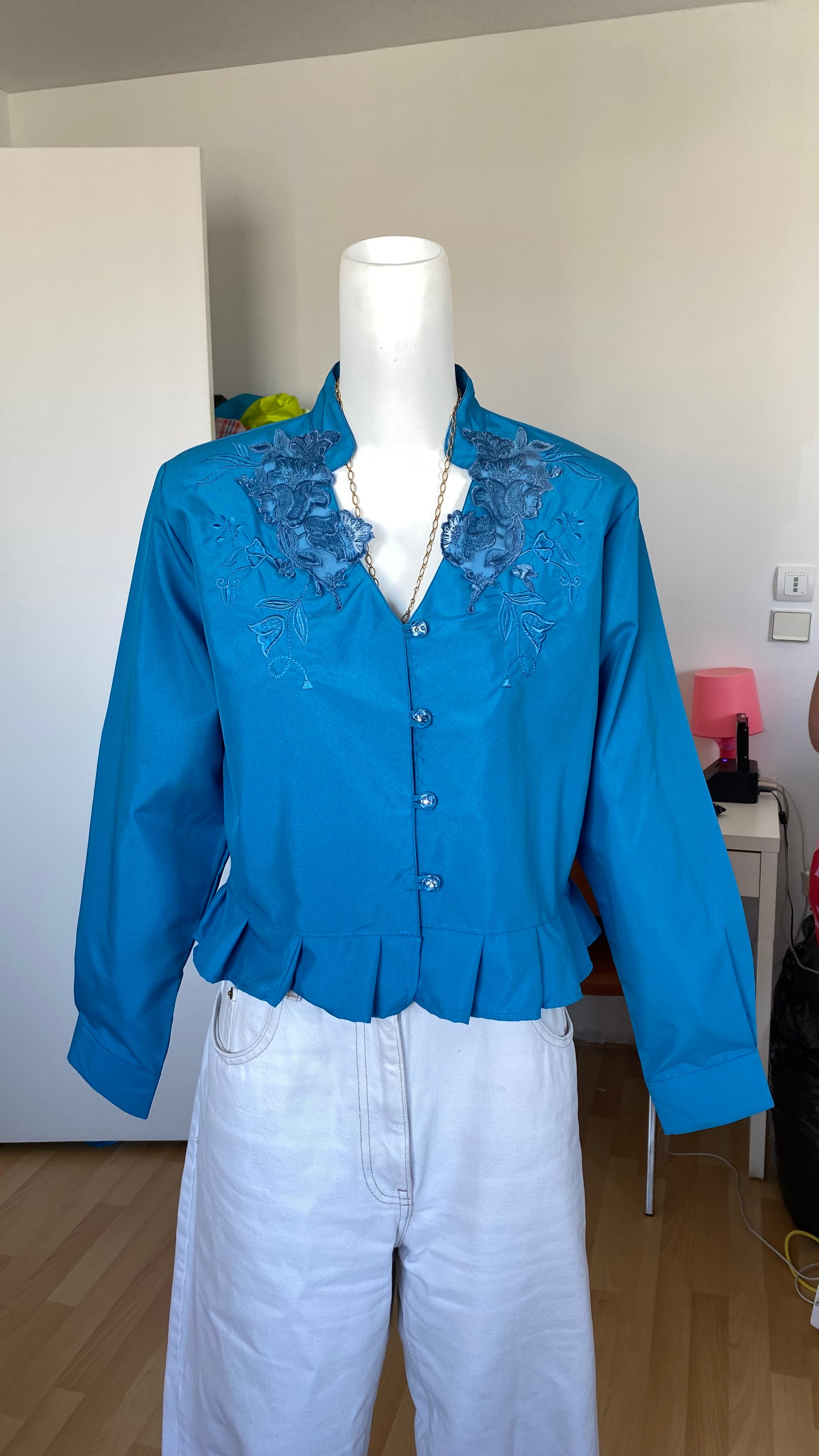 Froufrou • T. 36 à 38 • Chemise  bleu électrique satinée + col dentelle magnifique