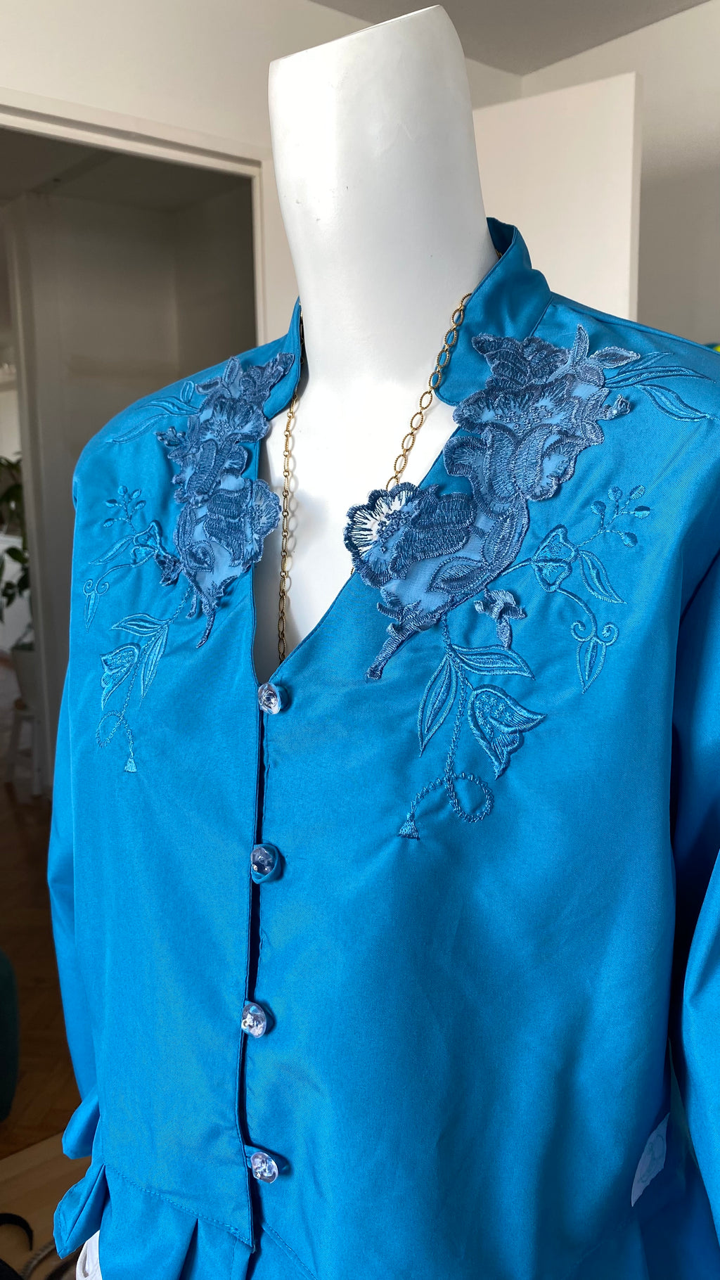 Froufrou • T. 36 à 38 • Chemise  bleu électrique satinée + col dentelle magnifique