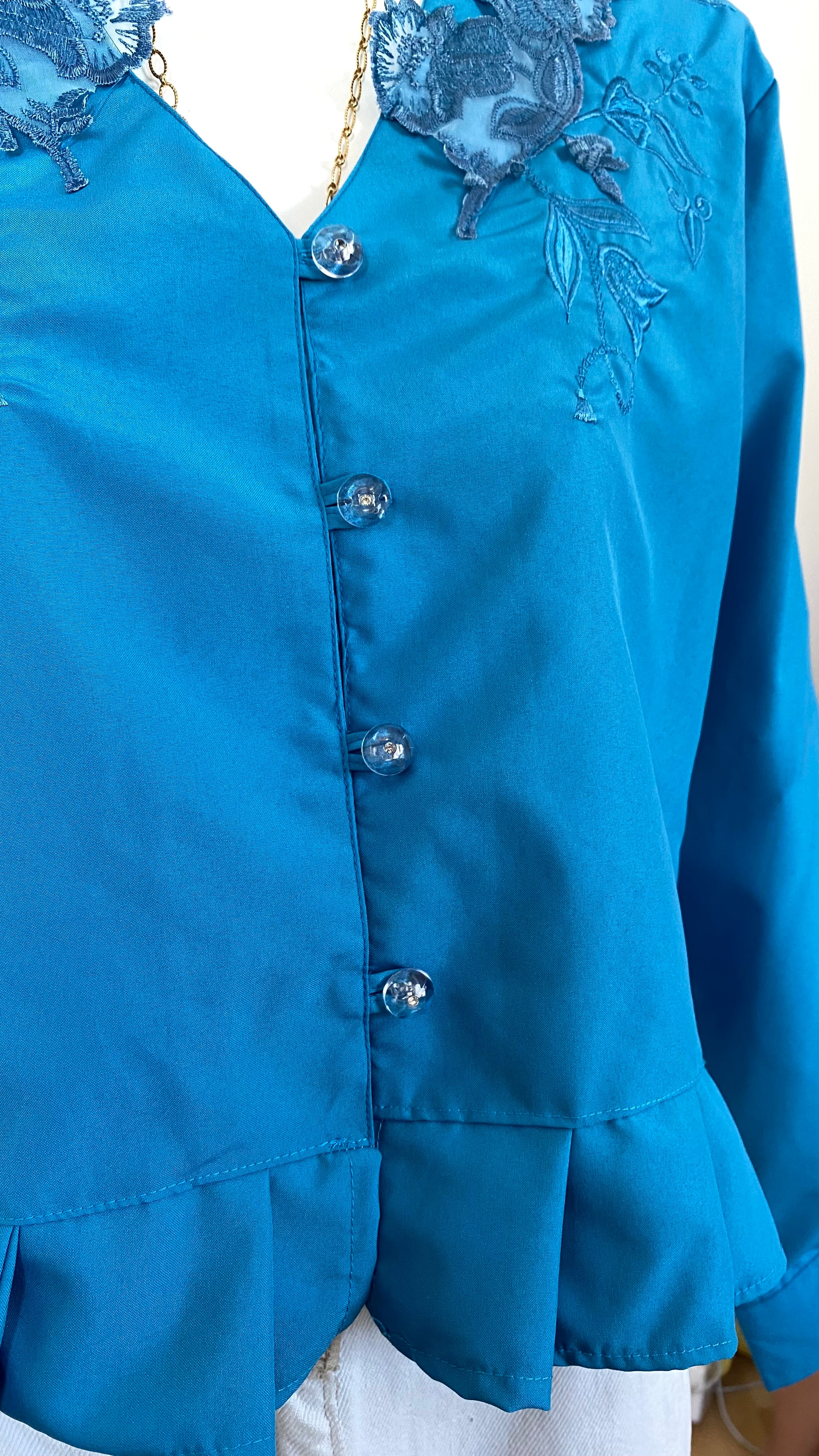 Froufrou • T. 36 à 38 • Chemise  bleu électrique satinée + col dentelle magnifique