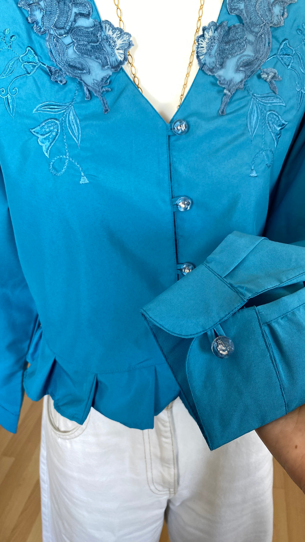 Froufrou • T. 36 à 38 • Chemise  bleu électrique satinée + col dentelle magnifique