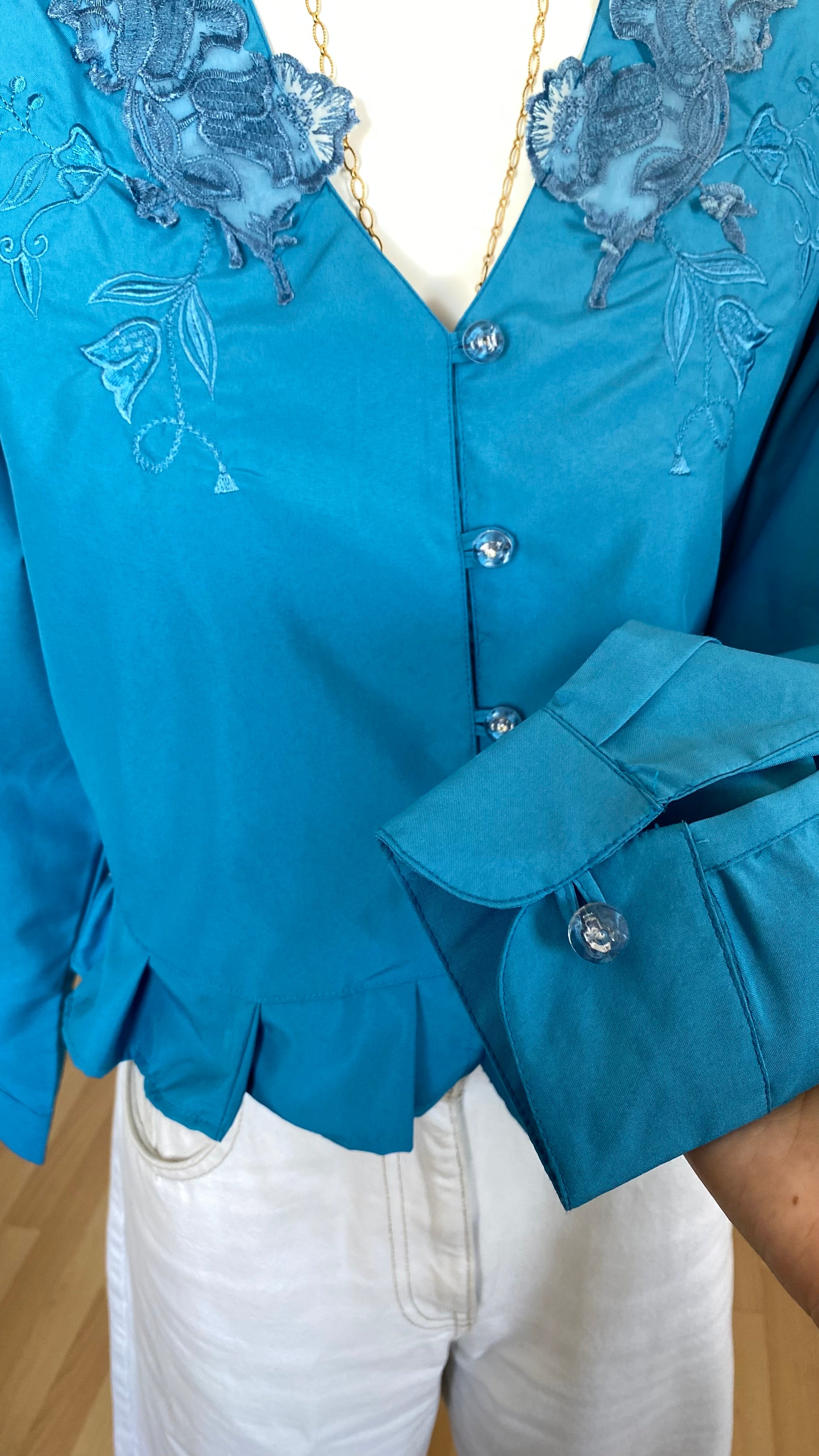 Froufrou • T. 36 à 38 • Chemise  bleu électrique satinée + col dentelle magnifique