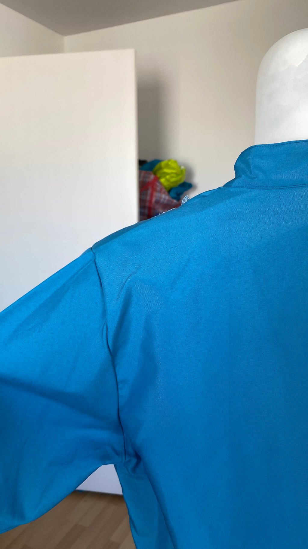 Froufrou • T. 36 à 38 • Chemise  bleu électrique satinée + col dentelle magnifique