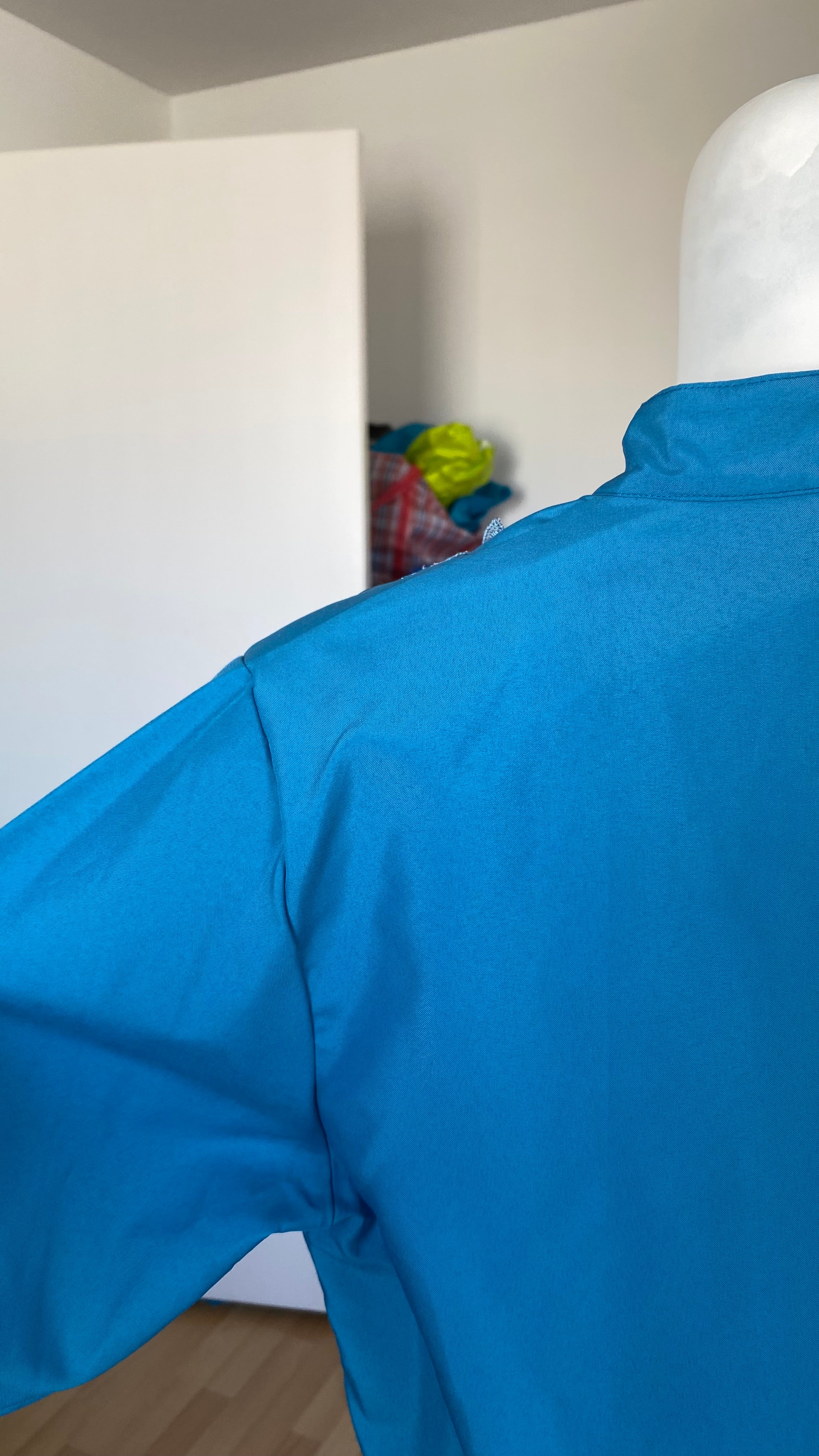Froufrou • T. 36 à 38 • Chemise  bleu électrique satinée + col dentelle magnifique