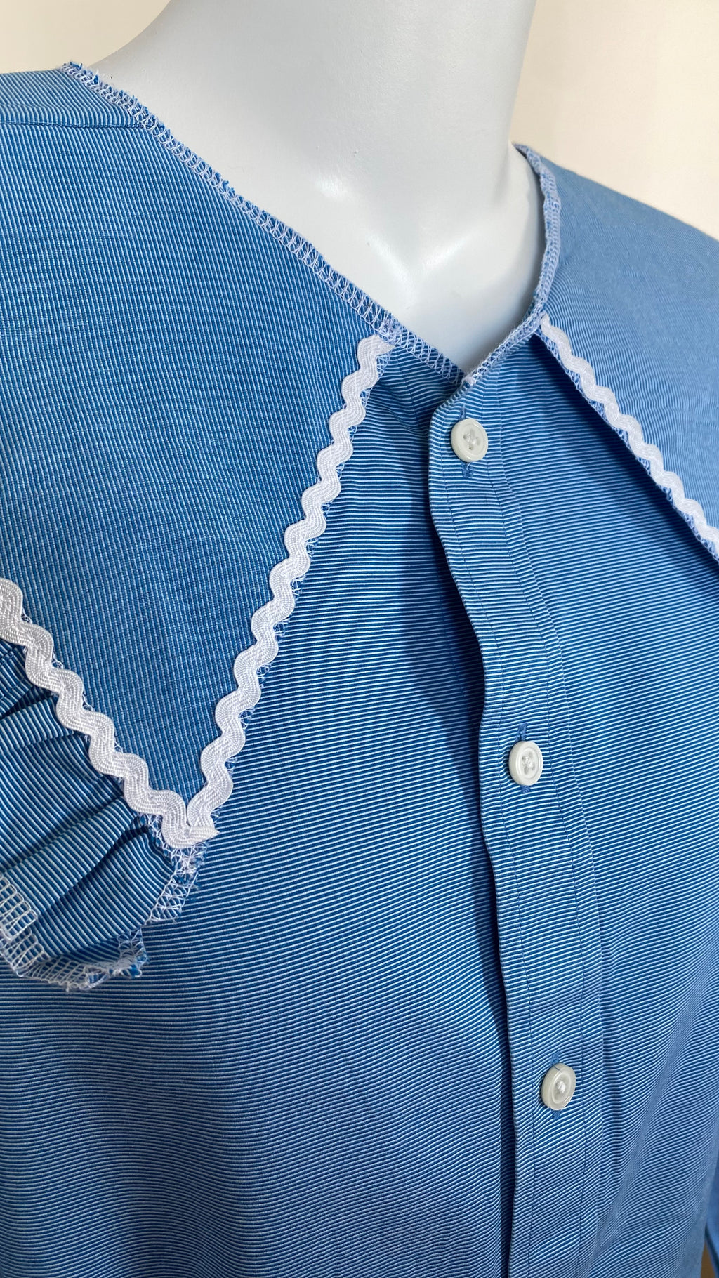 Sweaties • T.36 à 40 • Chemise upcyclée grand col bleu à petits carreaux