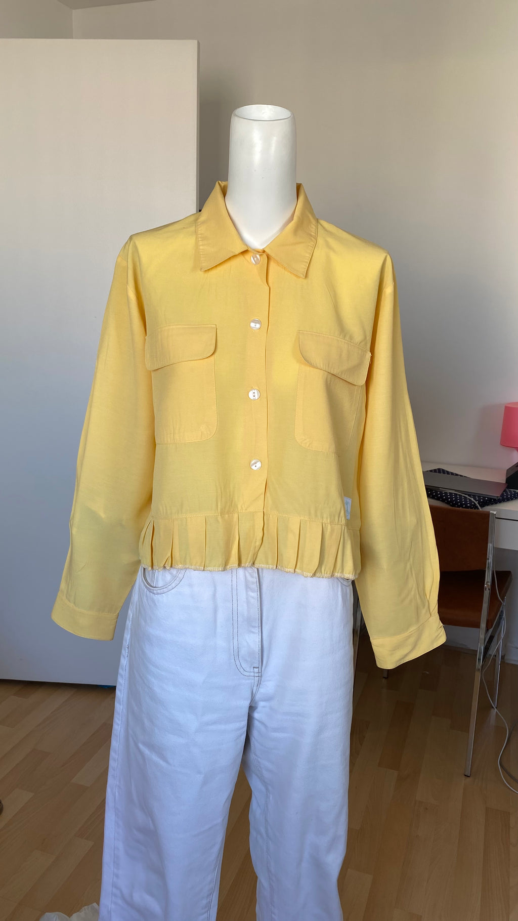 Chemise froufrou  • T. 36 à 38 • Chemise courte manches longues jaune à poches