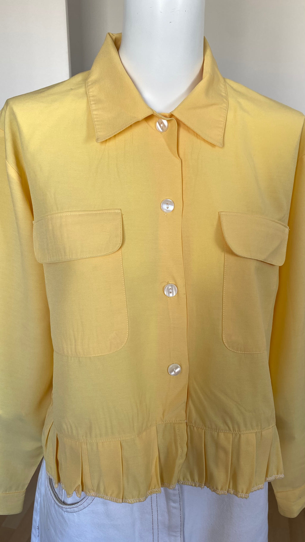 Chemise froufrou  • T. 36 à 38 • Chemise courte manches longues jaune à poches
