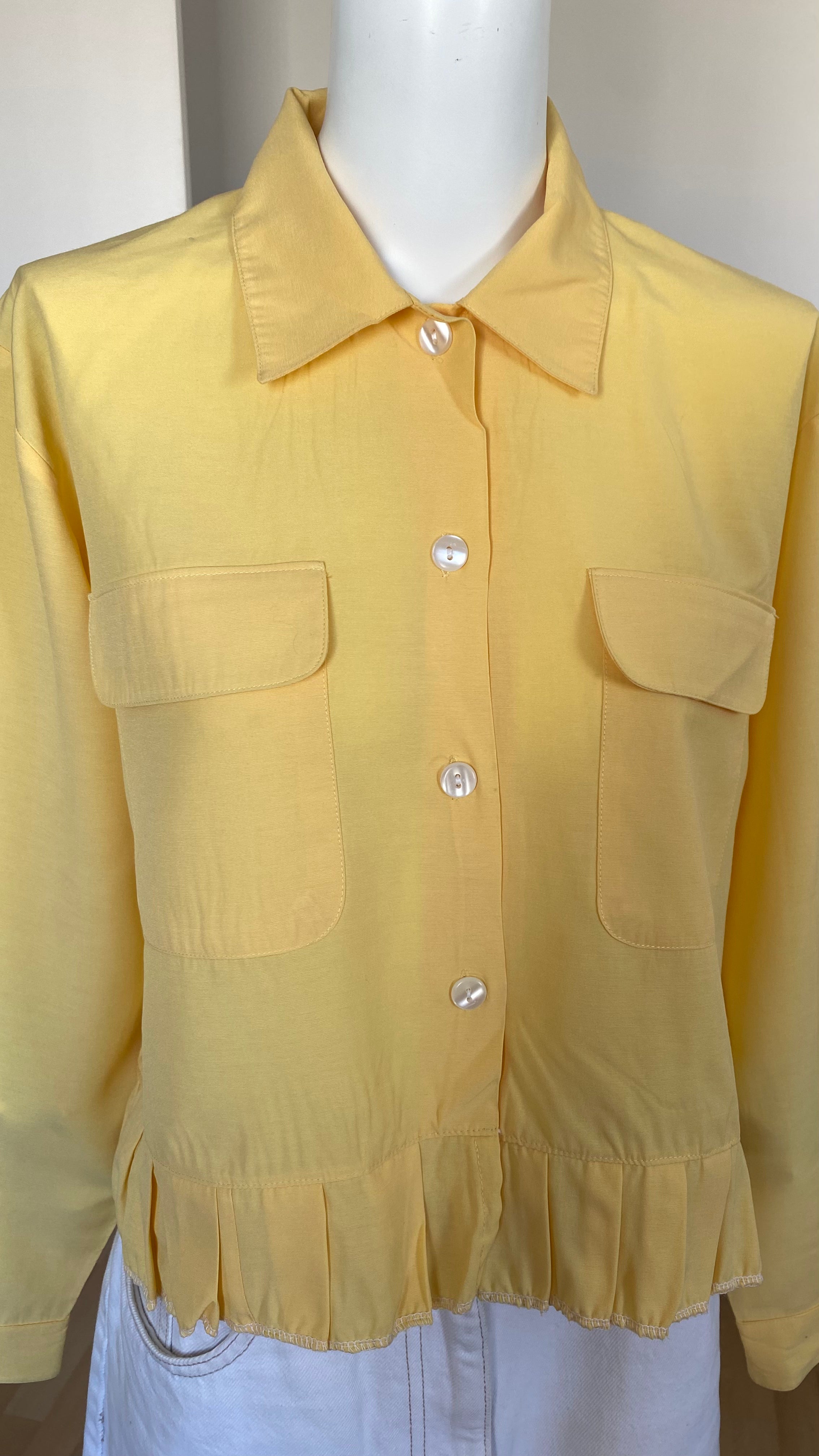 Chemise froufrou  • T. 36 à 38 • Chemise courte manches longues jaune à poches