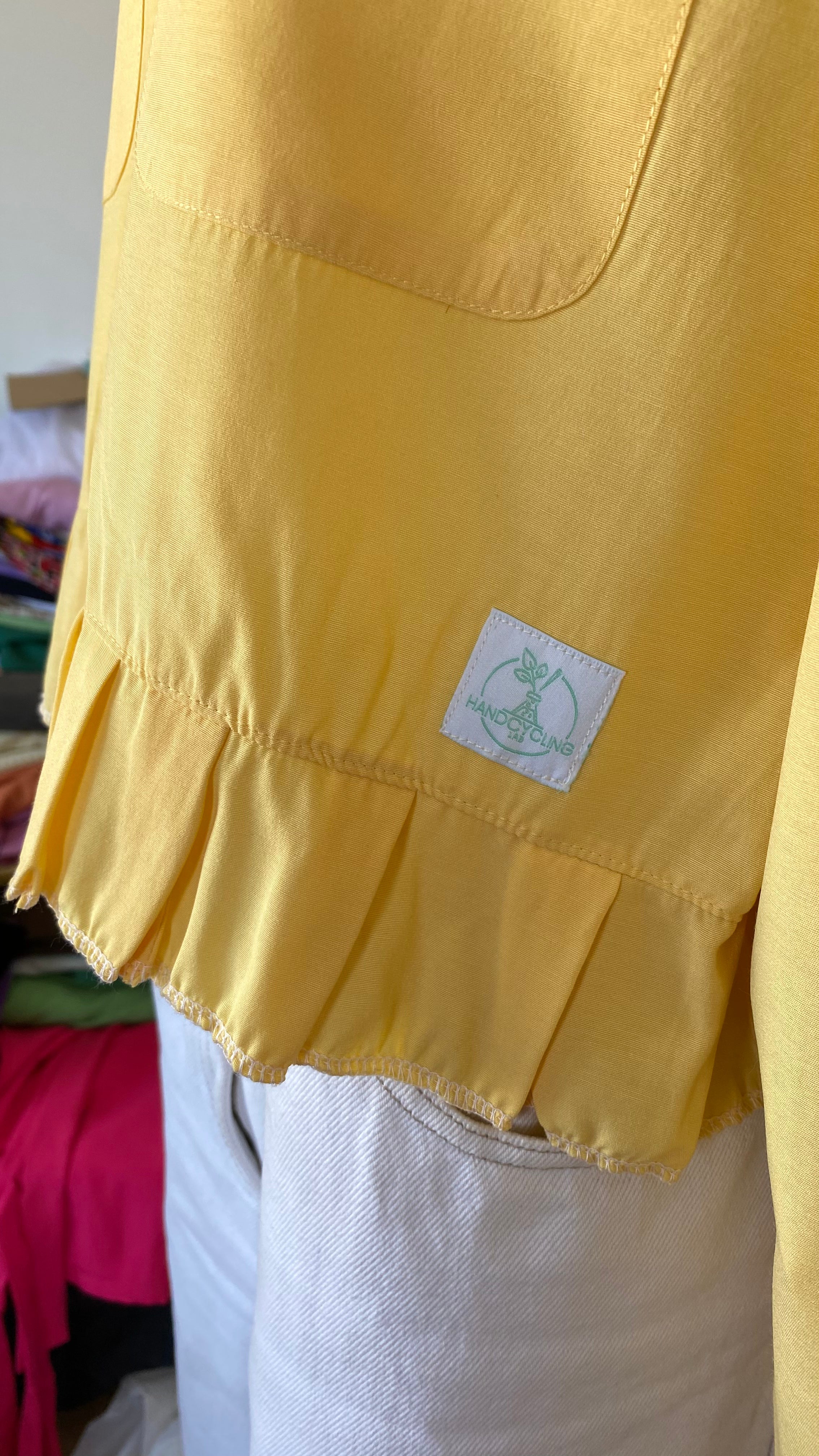 Chemise froufrou  • T. 36 à 38 • Chemise courte manches longues jaune à poches