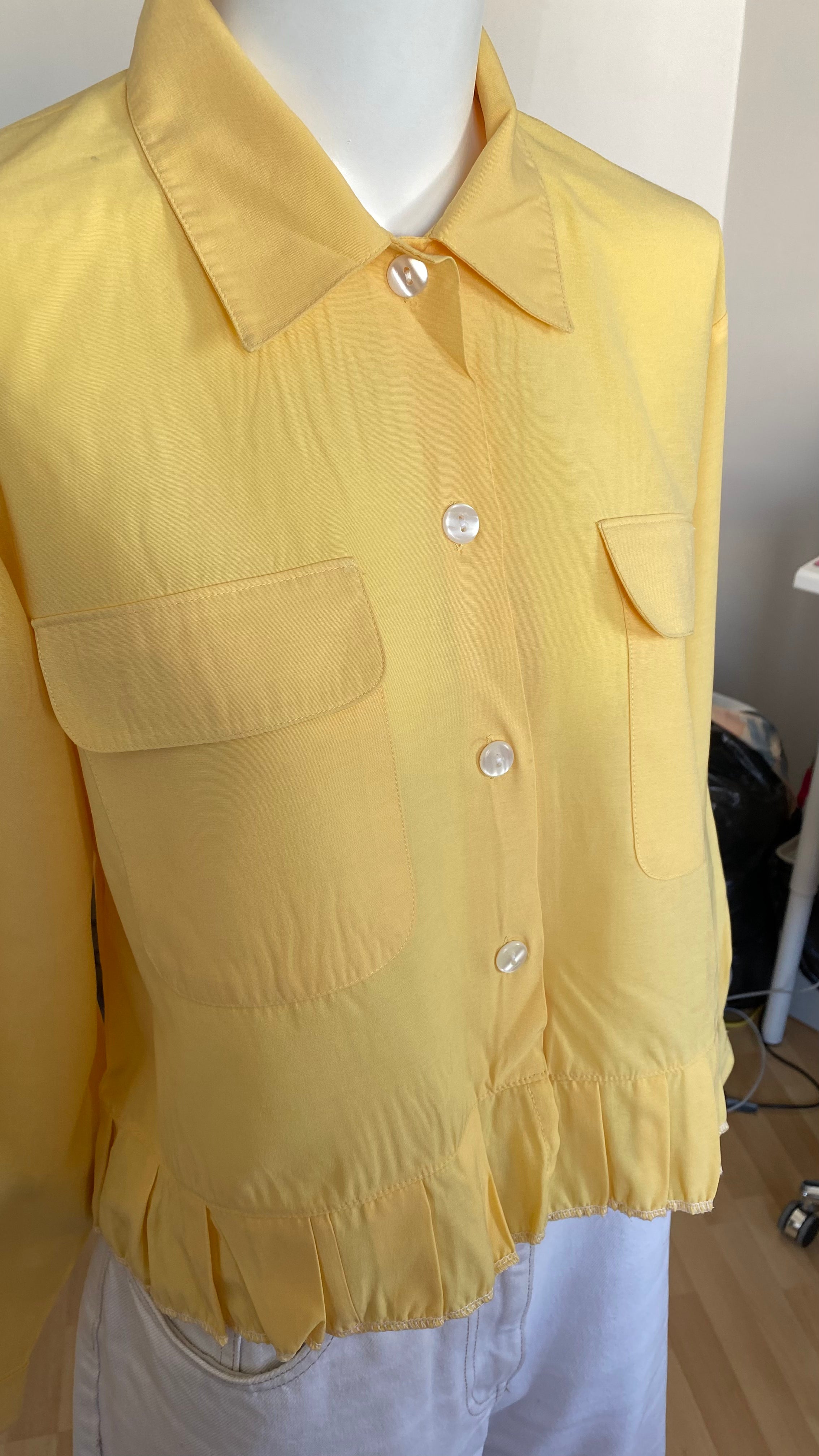 Chemise froufrou  • T. 36 à 38 • Chemise courte manches longues jaune à poches