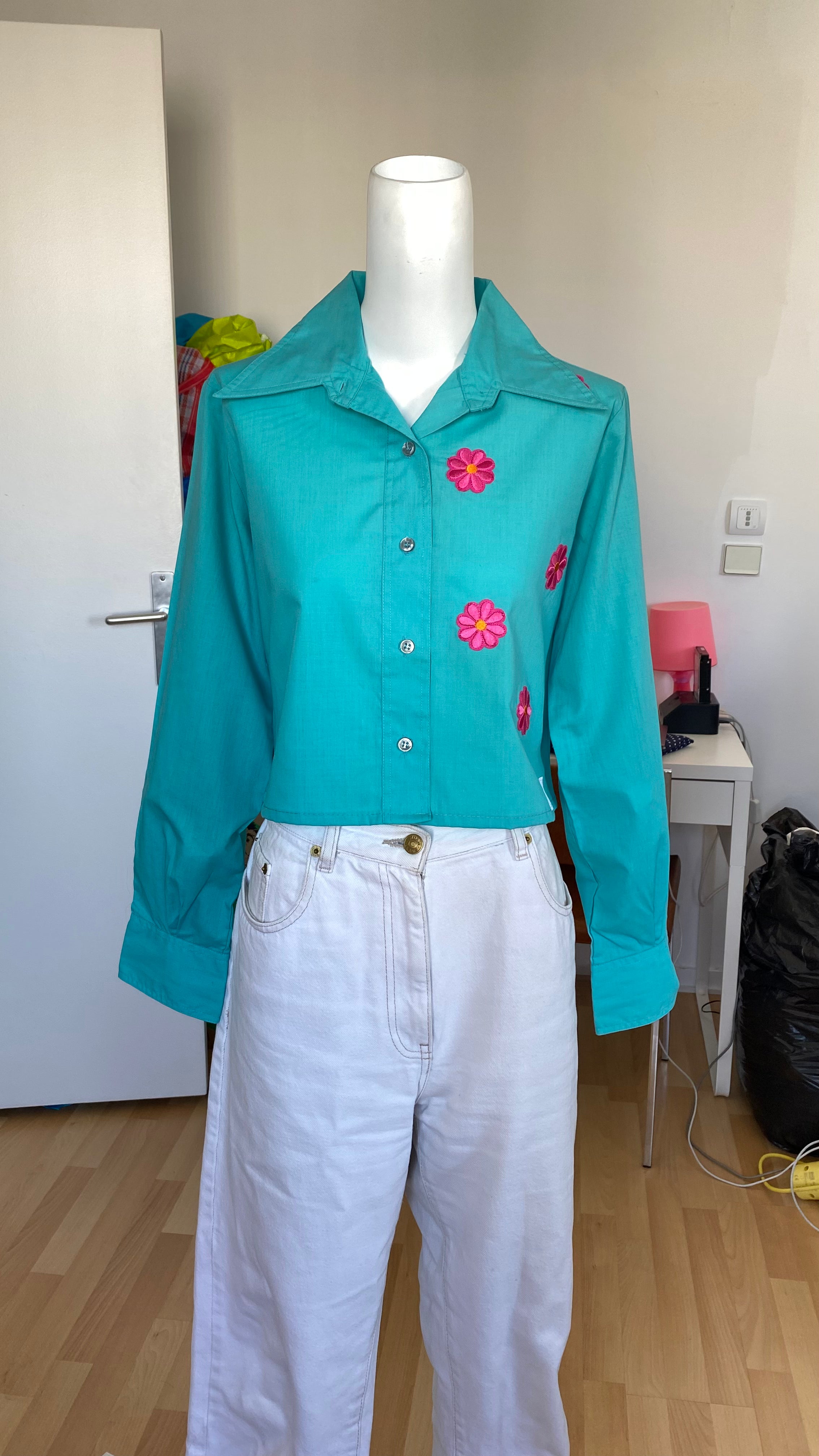 Cropped • T. 32  à 36 • Chemise courte manches longues bleu à fleurs roses