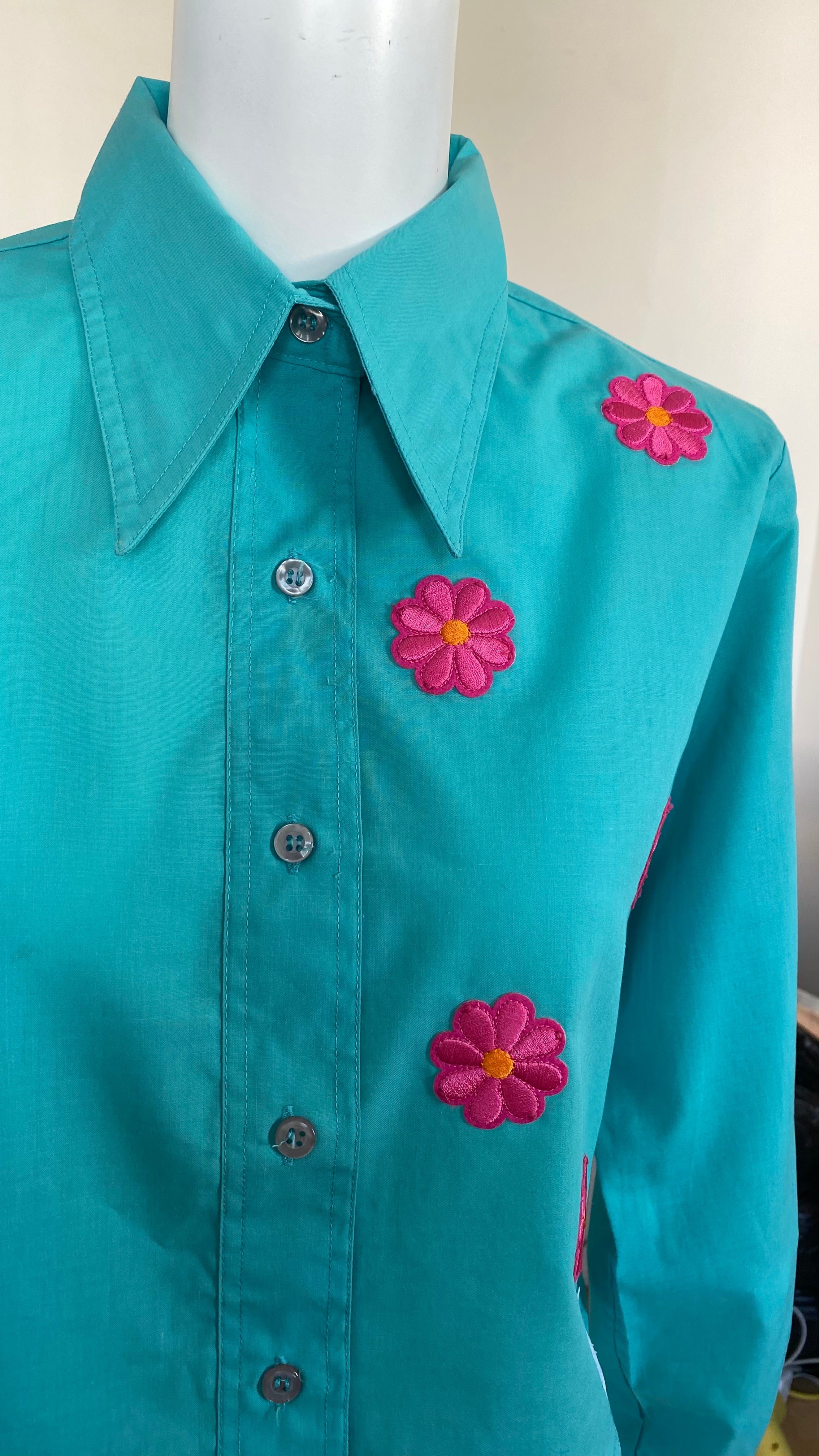 Cropped • T. 32  à 36 • Chemise courte manches longues bleu à fleurs roses