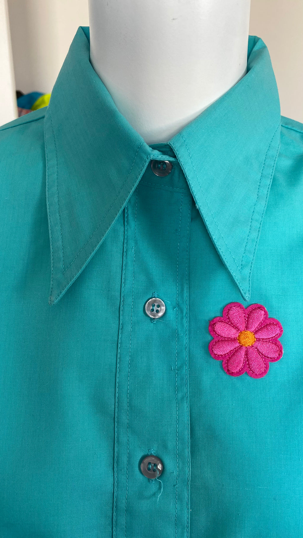 Cropped • T. 32  à 36 • Chemise courte manches longues bleu à fleurs roses