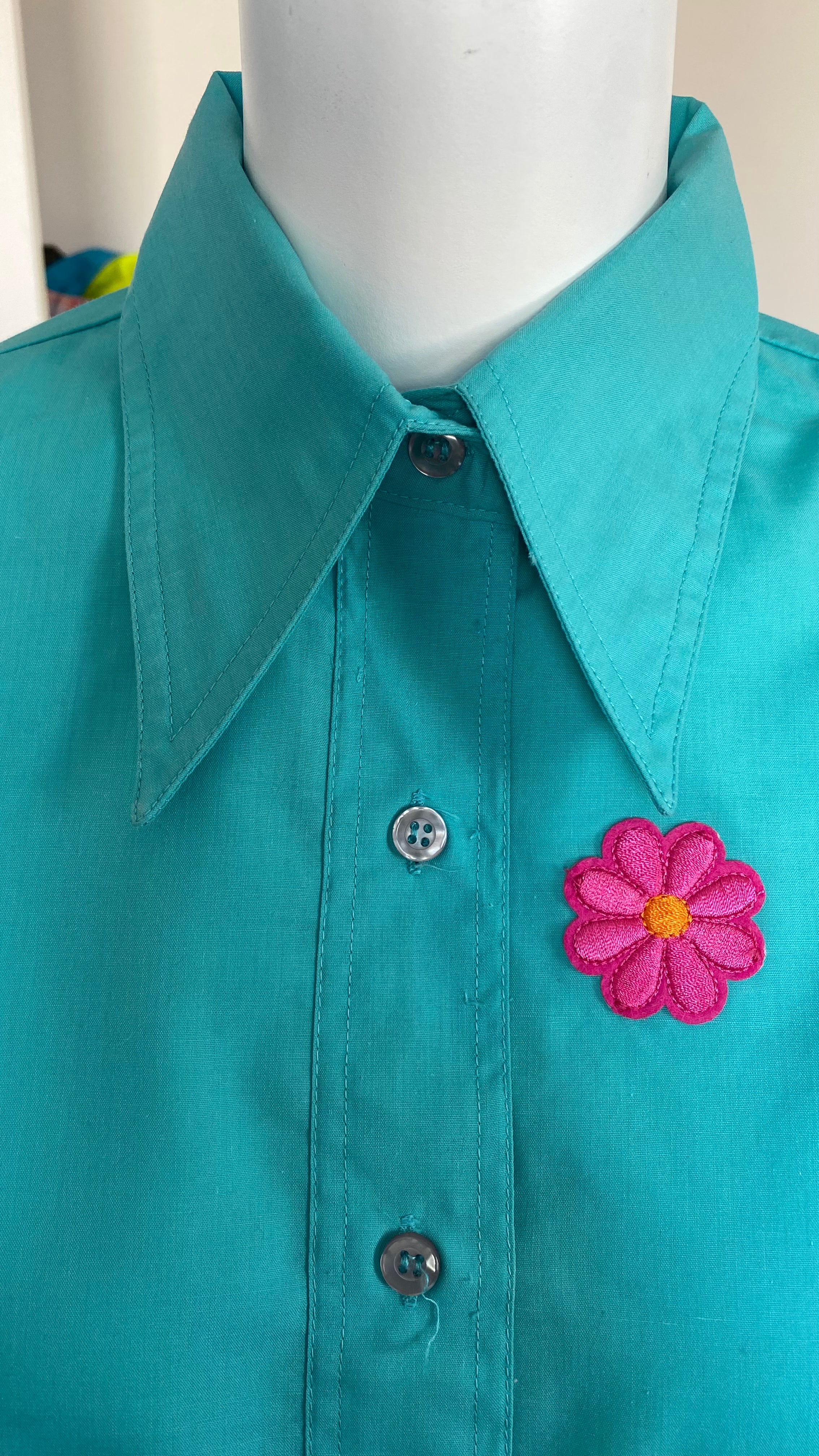 Cropped • T. 32  à 36 • Chemise courte manches longues bleu à fleurs roses