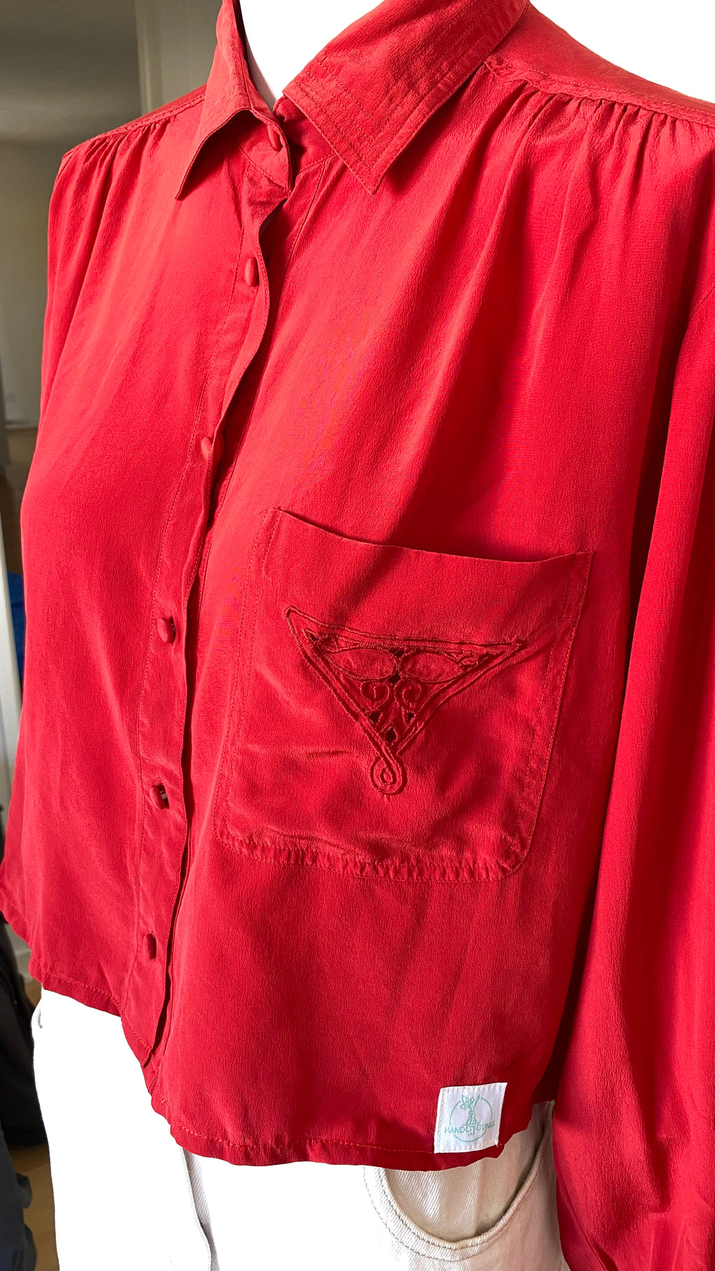 Cropped  • T. 32 à 36 • Chemise courte manches longues soie + poche brodées