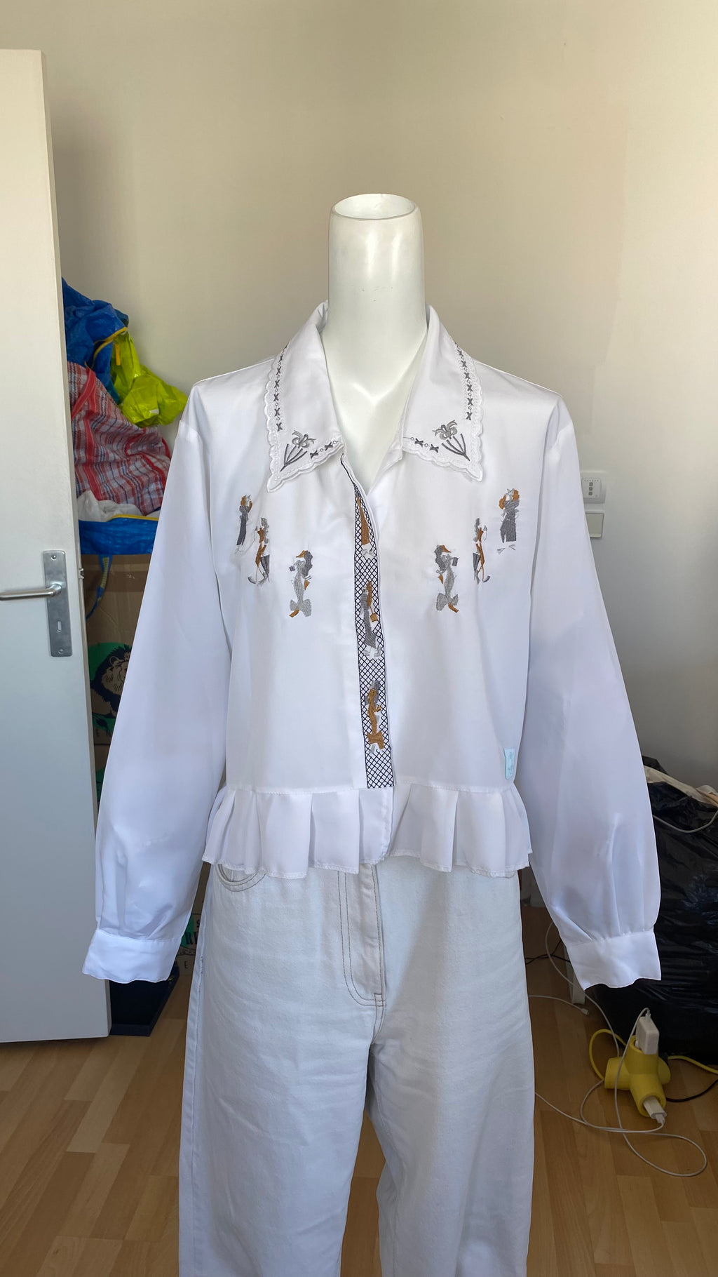Froufrou • T. 36 à 40 • Chemise crop top blanche brodée