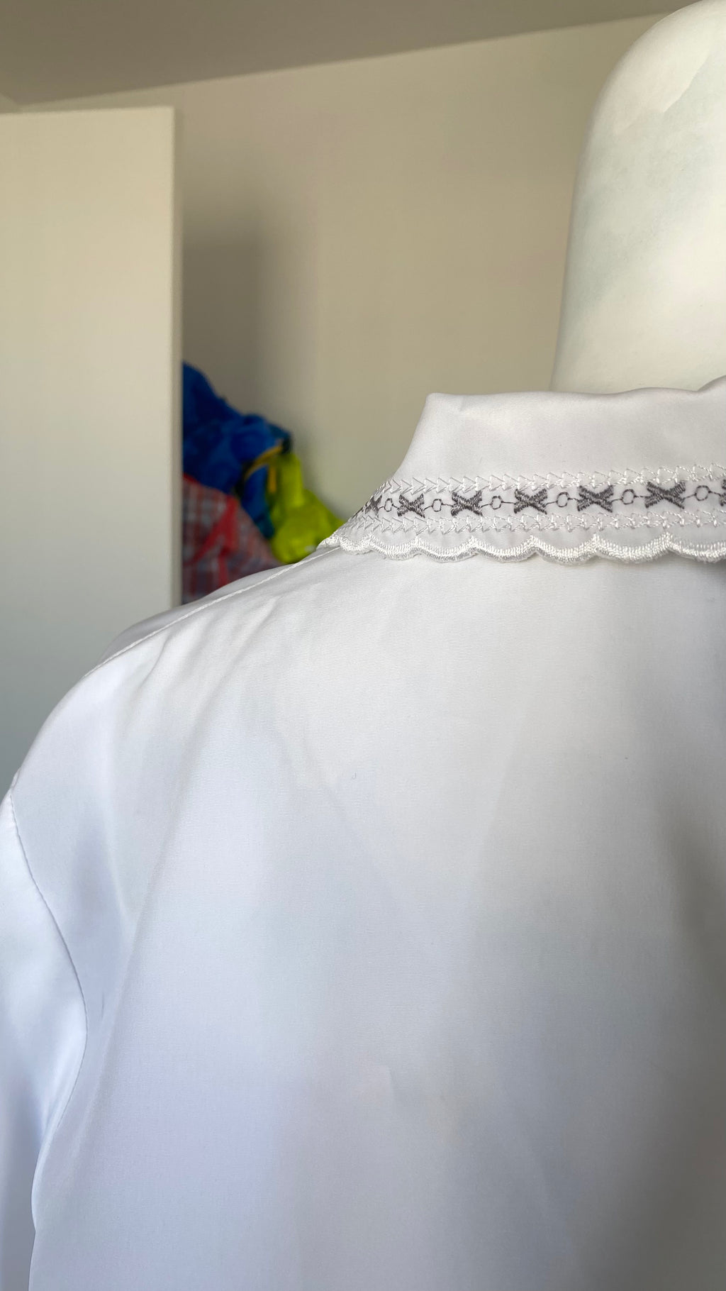 Froufrou • T. 36 à 40 • Chemise crop top blanche brodée