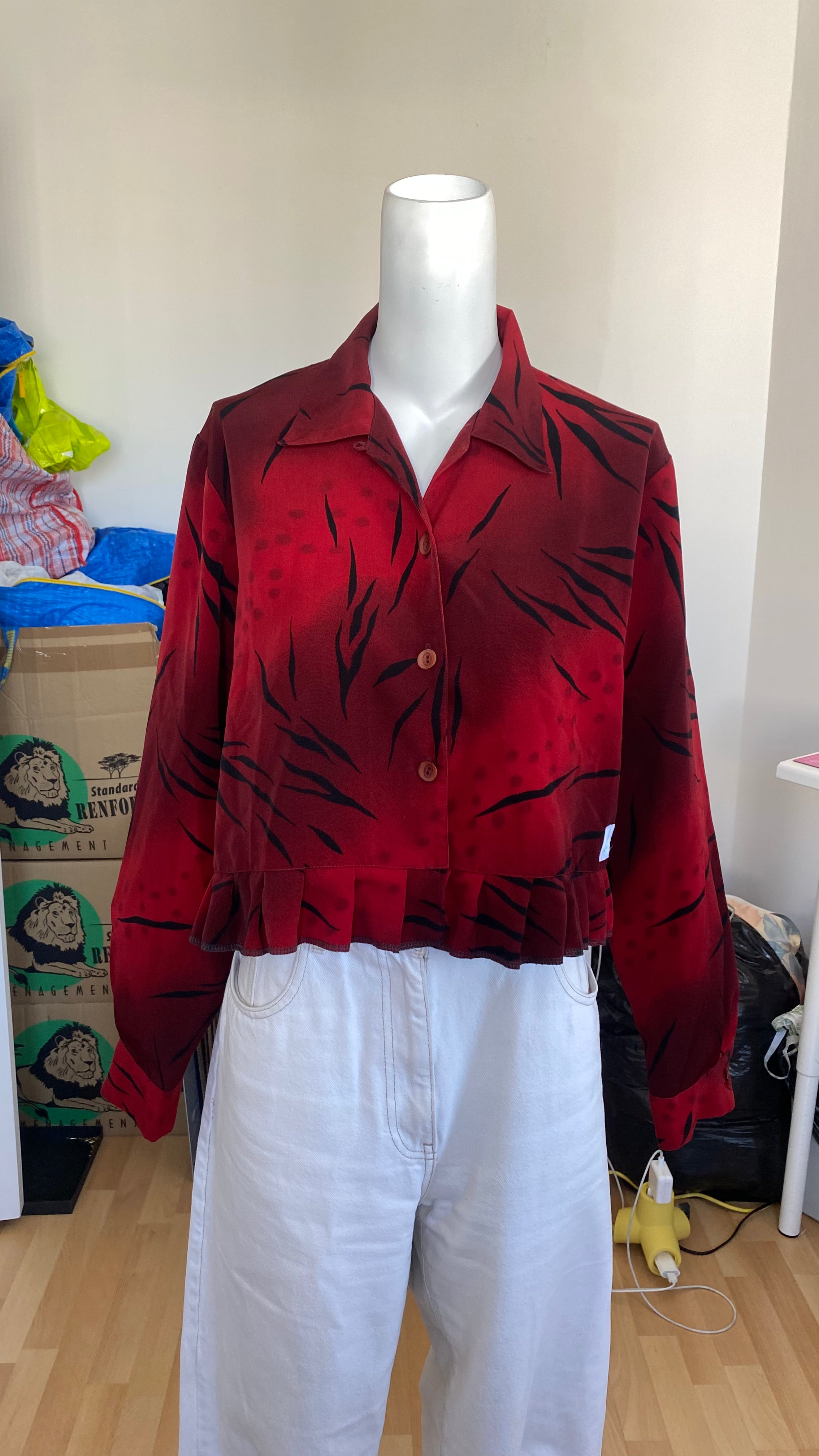Froufrou • T. 36 à 40 • Chemise crop top rouge foncé à motifs traits noir