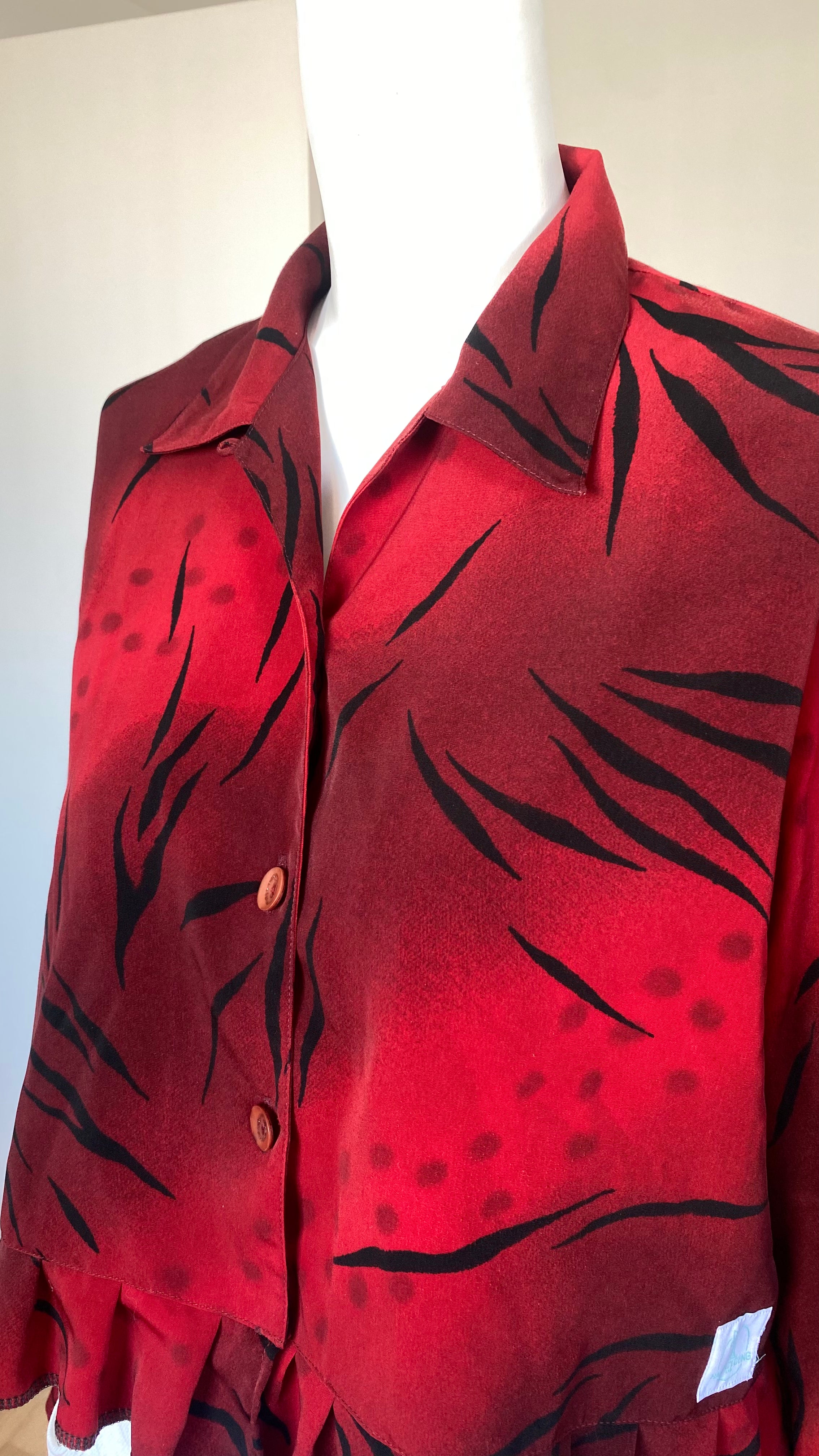 Froufrou • T. 36 à 40 • Chemise crop top rouge foncé à motifs traits noir