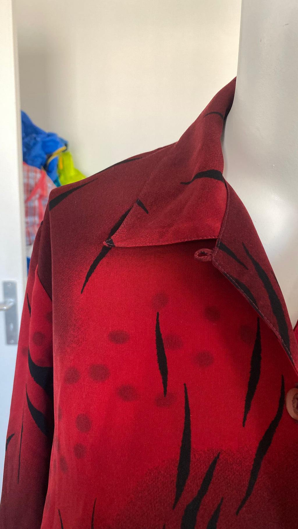 Froufrou • T. 36 à 40 • Chemise crop top rouge foncé à motifs traits noir