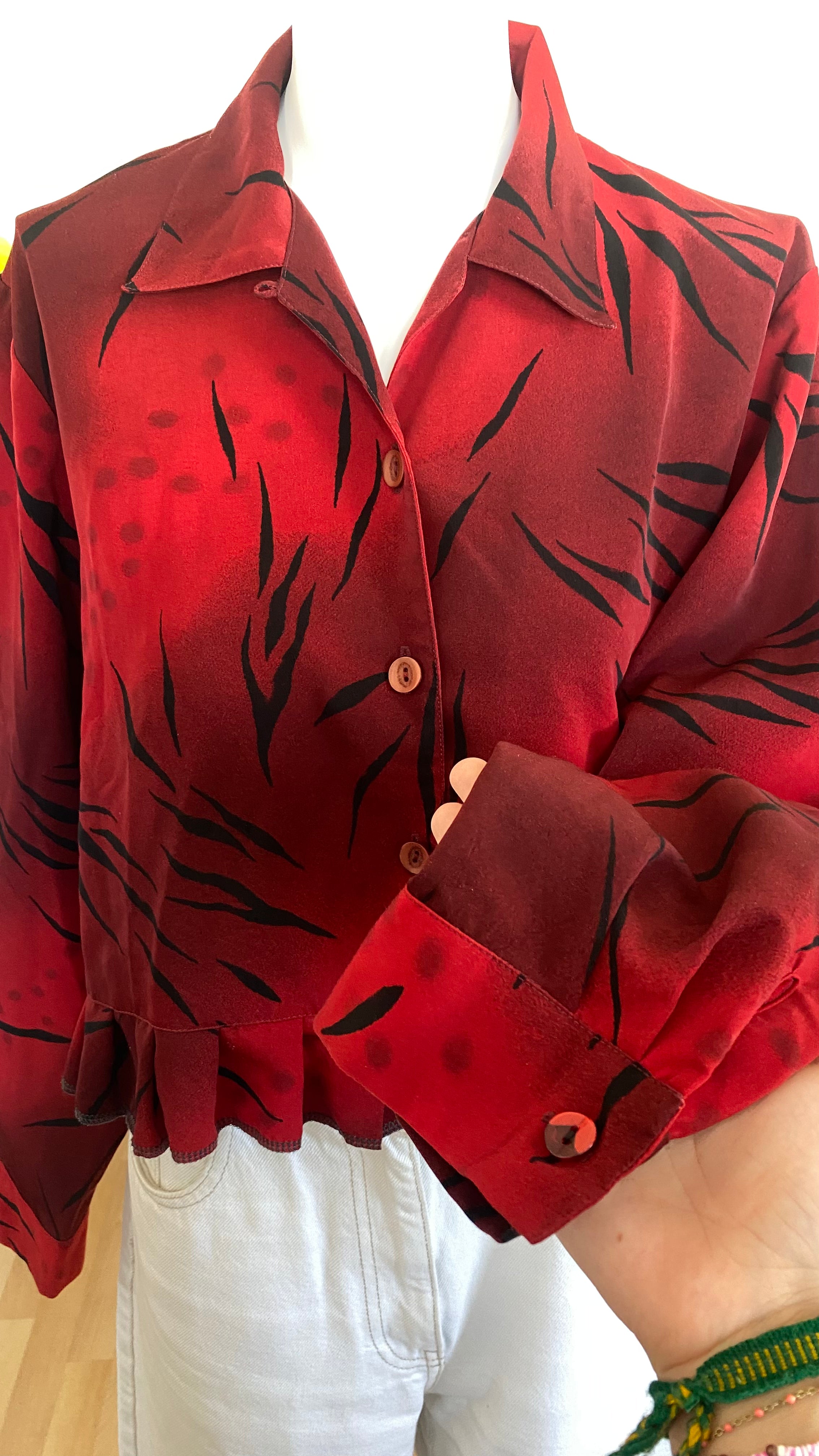 Froufrou • T. 36 à 40 • Chemise crop top rouge foncé à motifs traits noir
