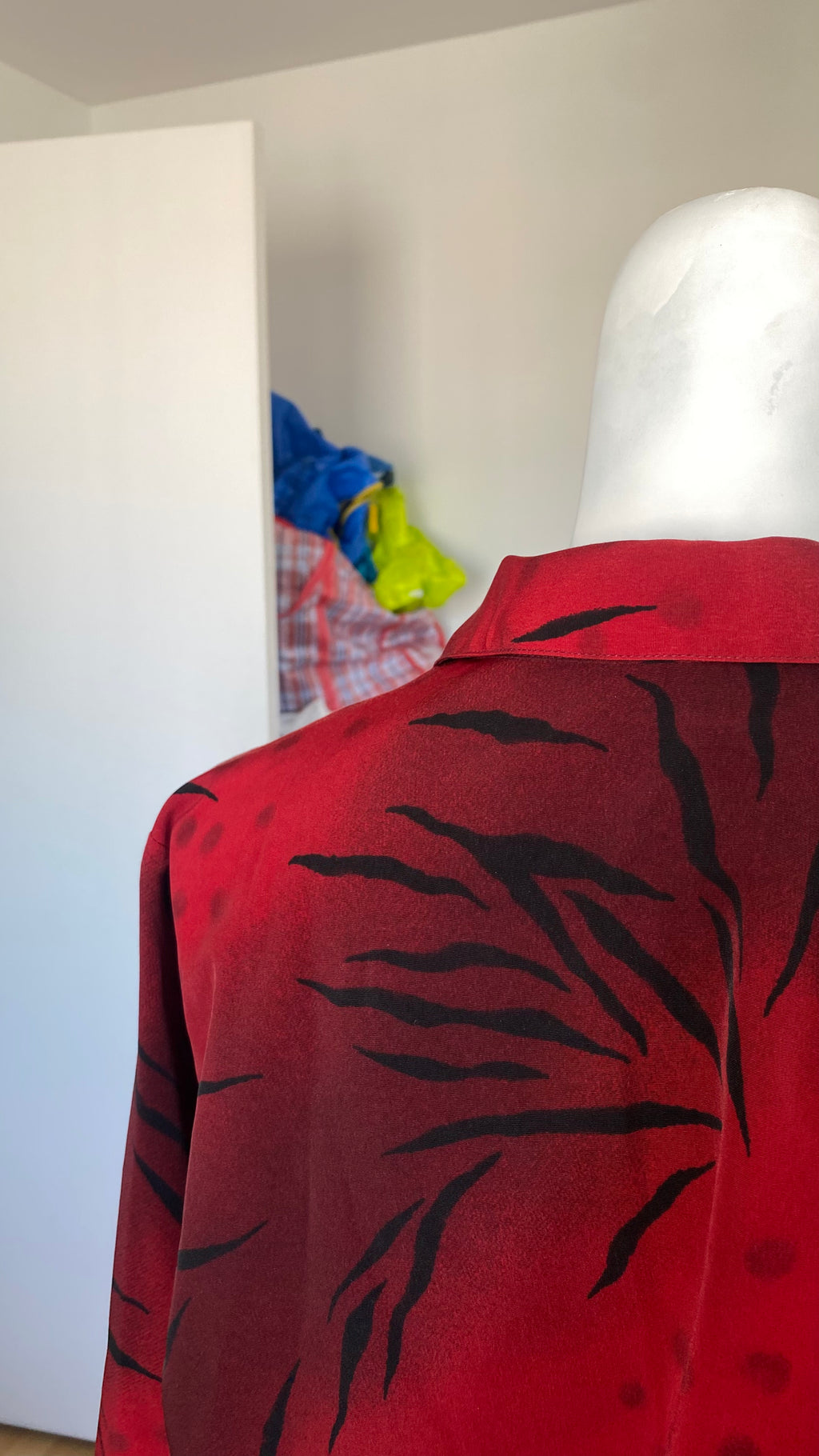 Froufrou • T. 36 à 40 • Chemise crop top rouge foncé à motifs traits noir
