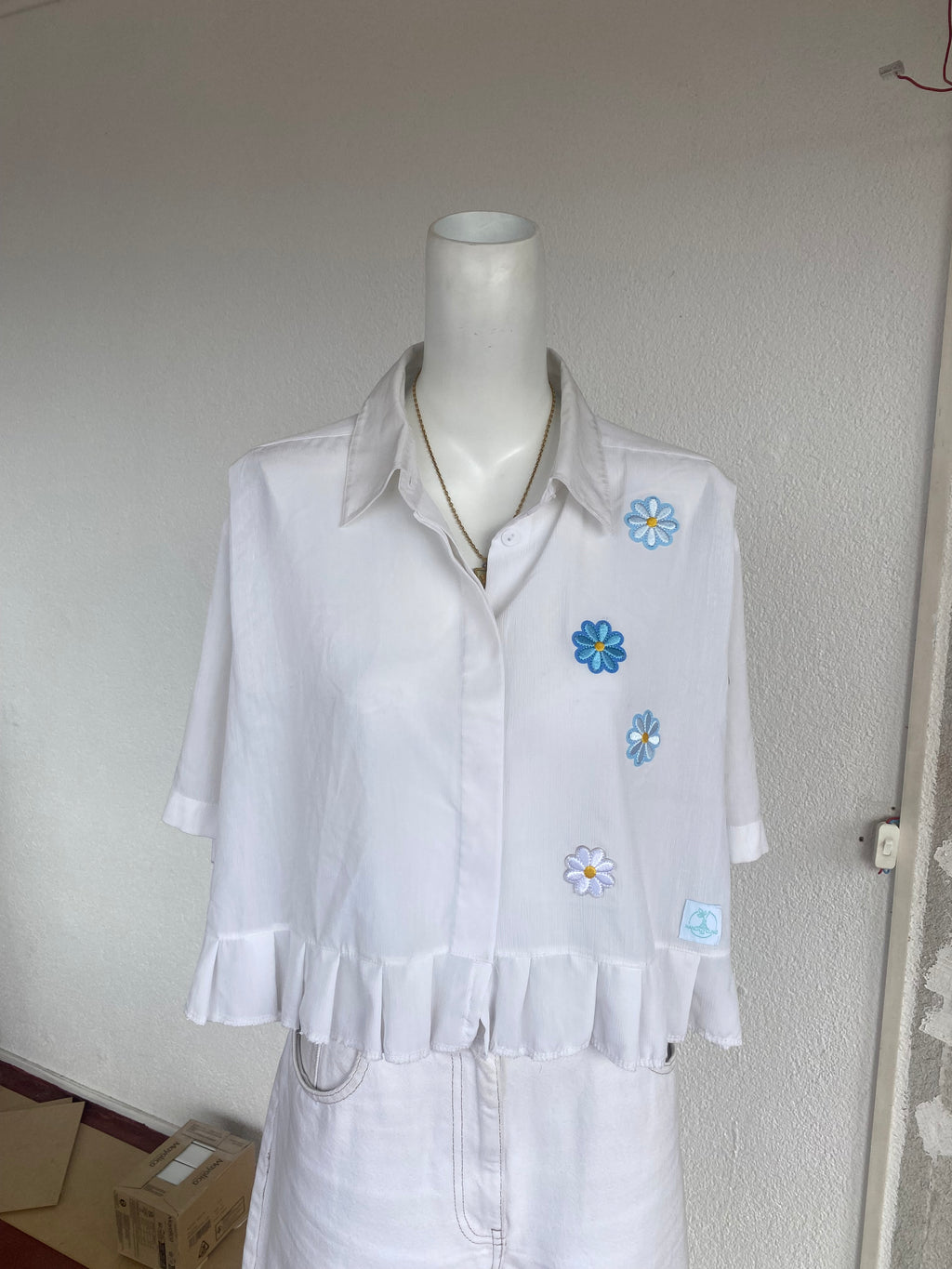 Froufrou • T. 38 à 46 • Chemise crop top blanche à fleurs bleues