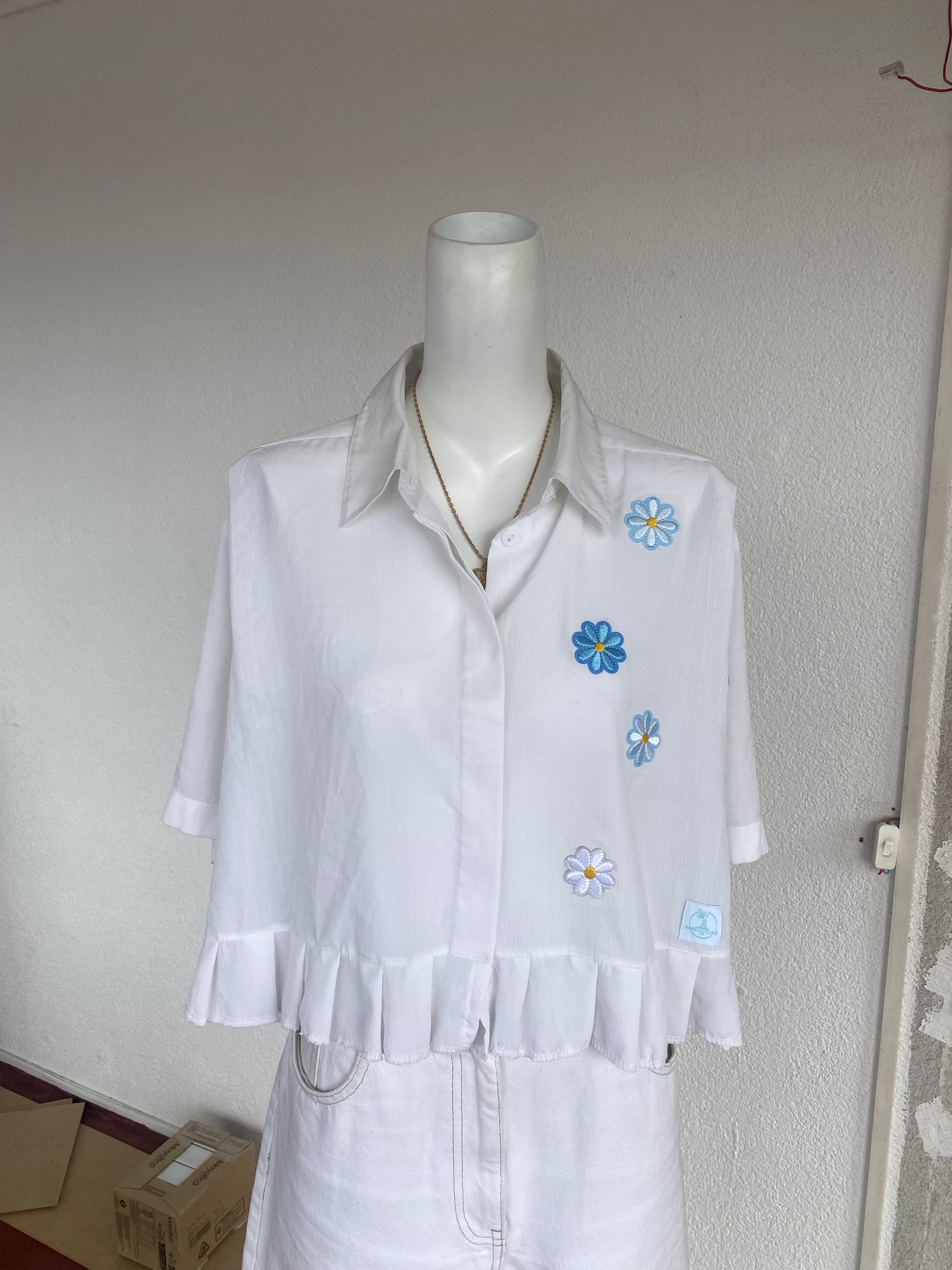 Froufrou • T. 38 à 46 • Chemise crop top blanche à fleurs bleues