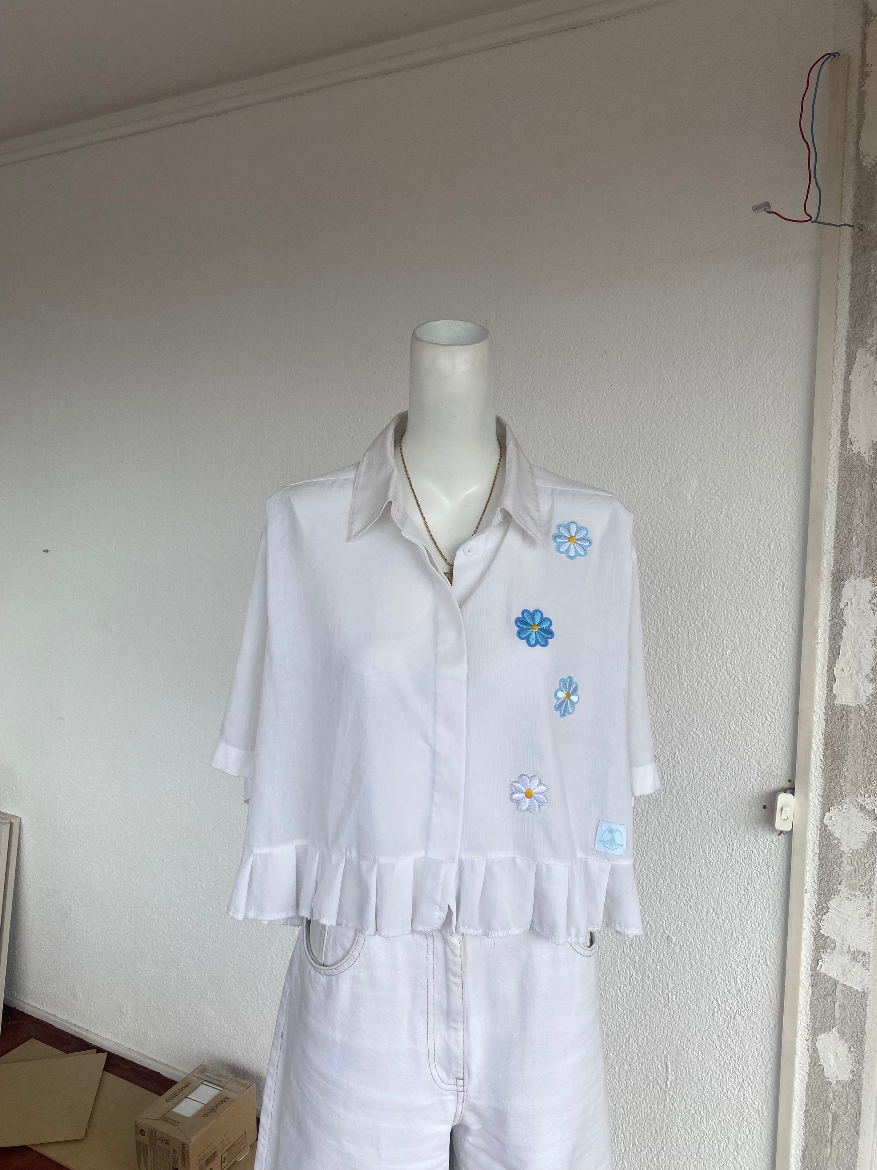 Froufrou • T. 38 à 46 • Chemise crop top blanche à fleurs bleues