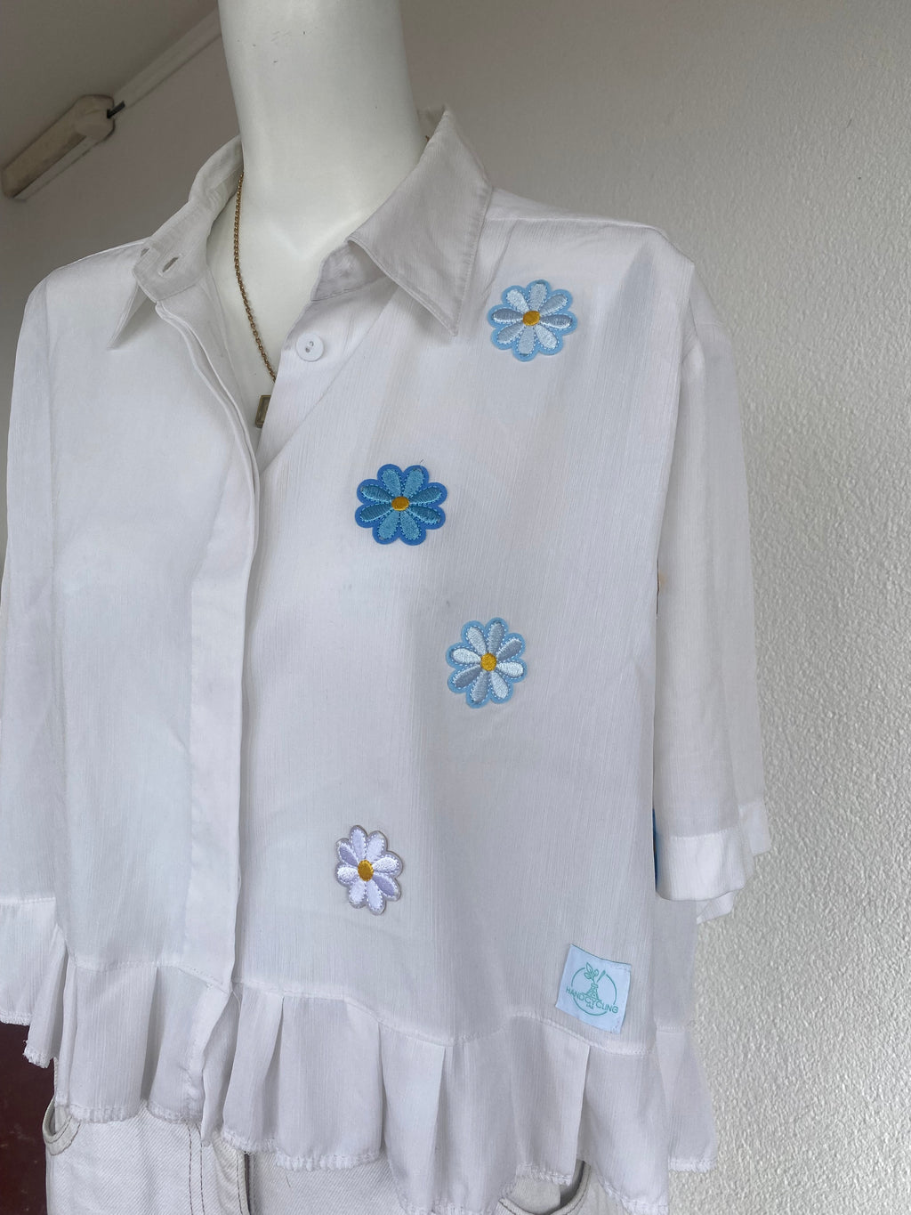 Froufrou • T. 38 à 46 • Chemise crop top blanche à fleurs bleues