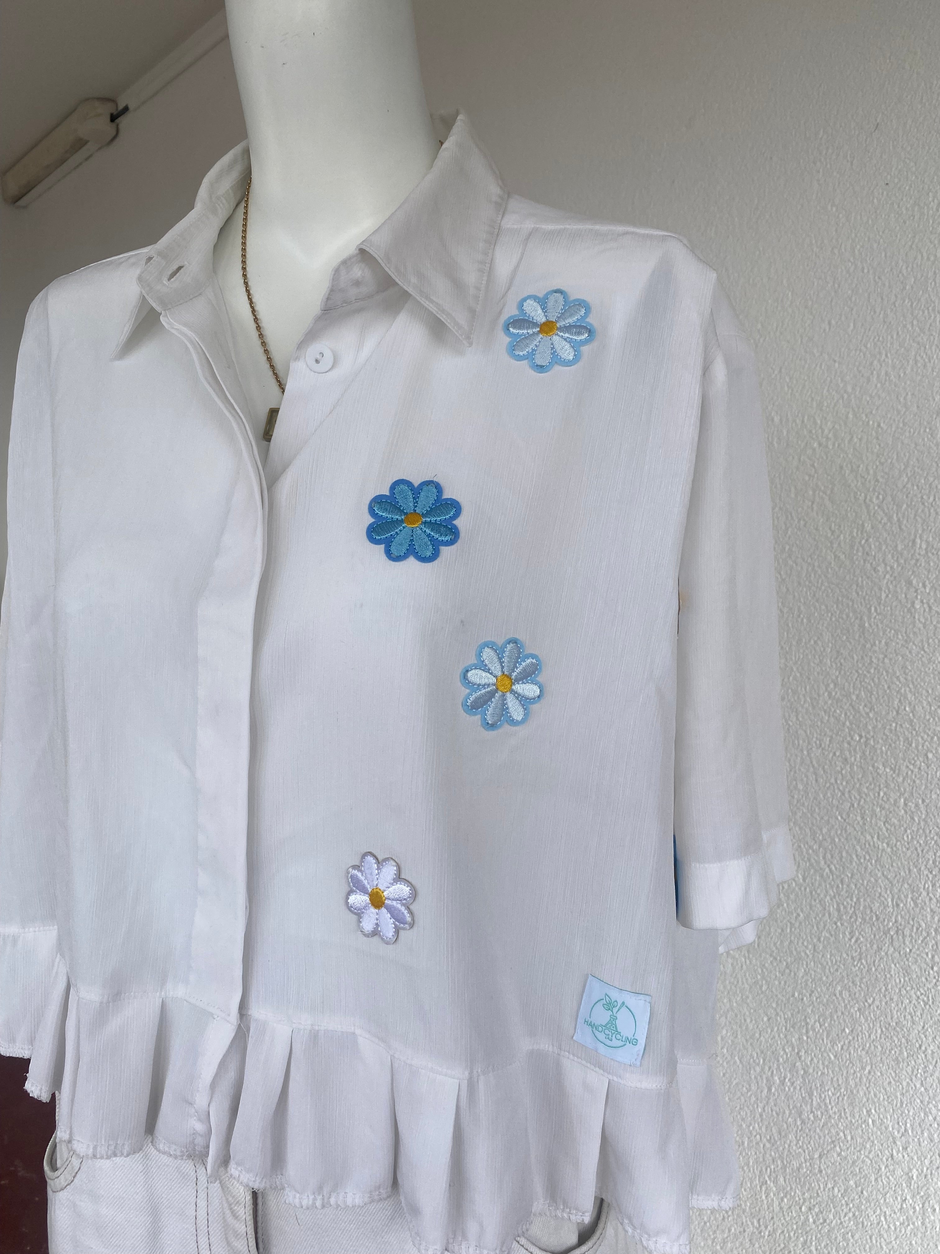 Froufrou • T. 38 à 46 • Chemise crop top blanche à fleurs bleues