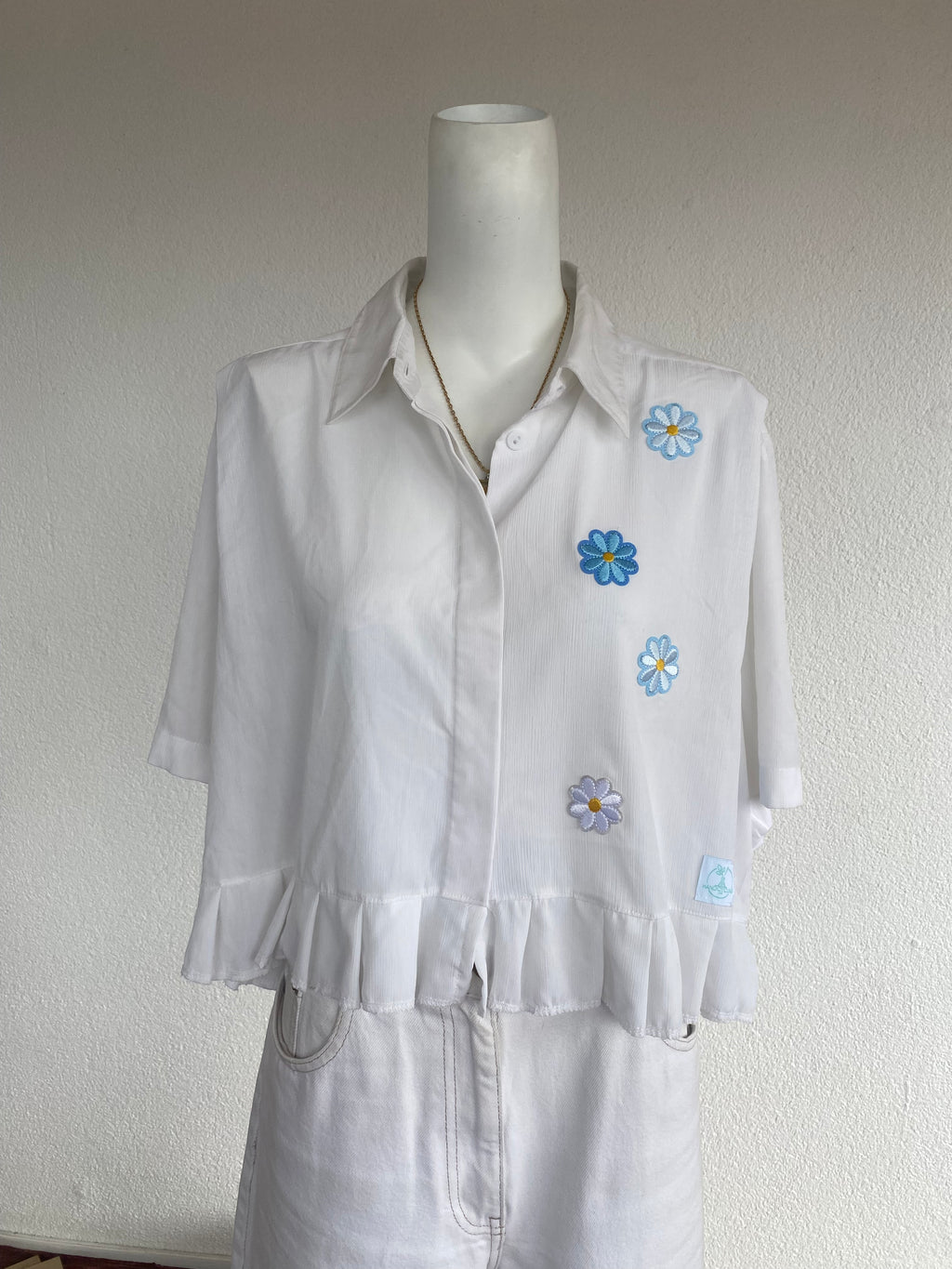 Froufrou • T. 38 à 46 • Chemise crop top blanche à fleurs bleues