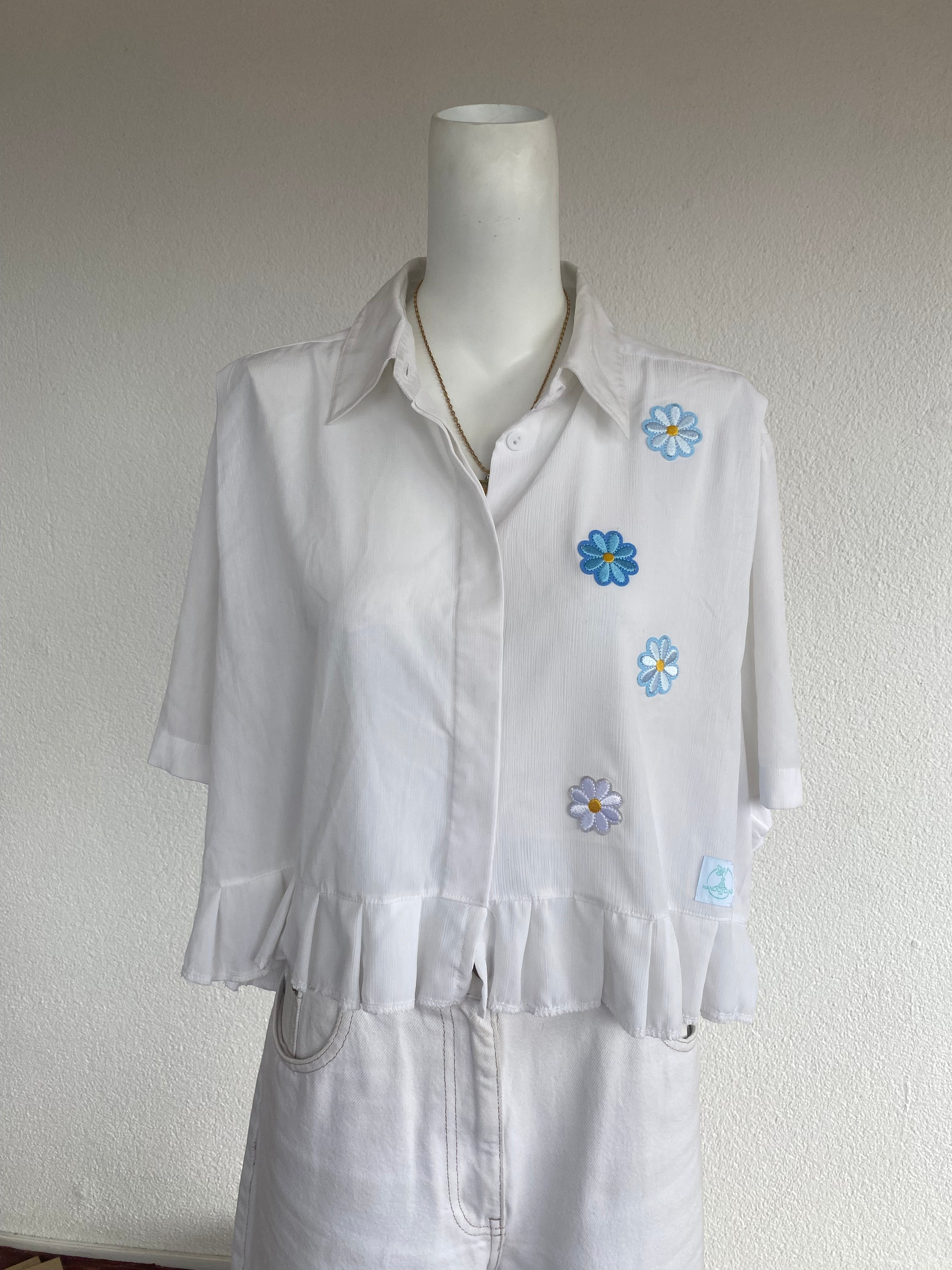 Froufrou • T. 38 à 46 • Chemise crop top blanche à fleurs bleues