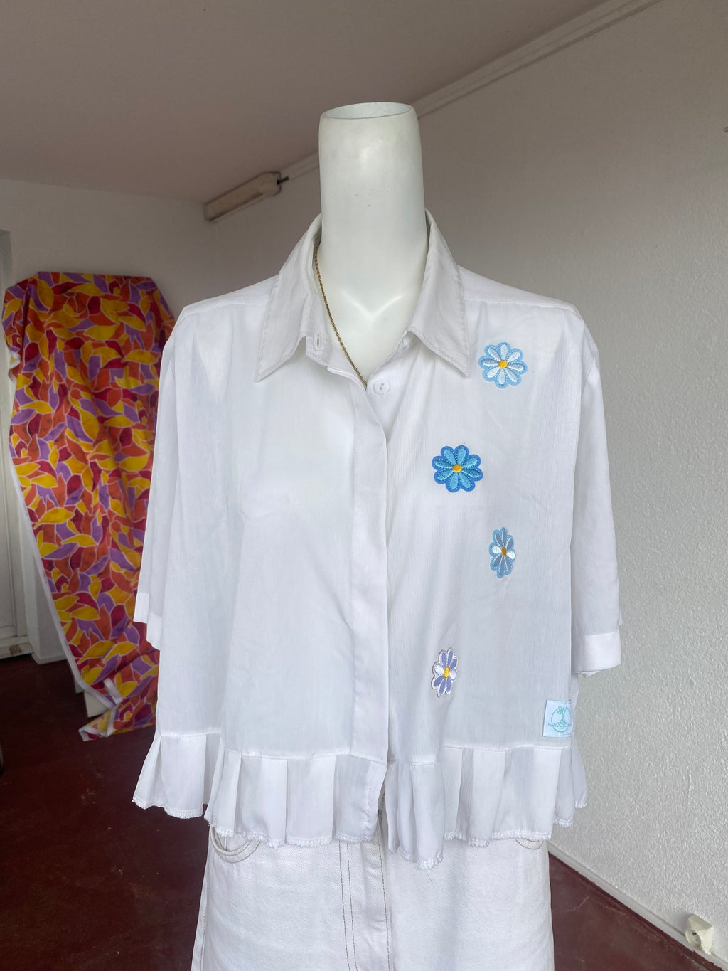 Froufrou • T. 38 à 46 • Chemise crop top blanche à fleurs bleues