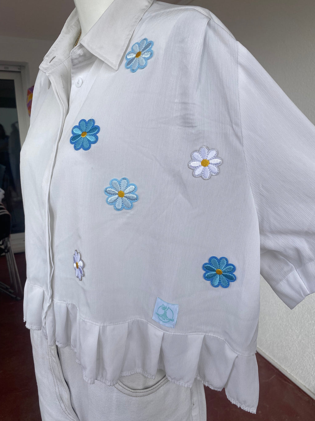 Froufrou • T. 38 à 46 • Chemise crop top blanche à fleurs bleues